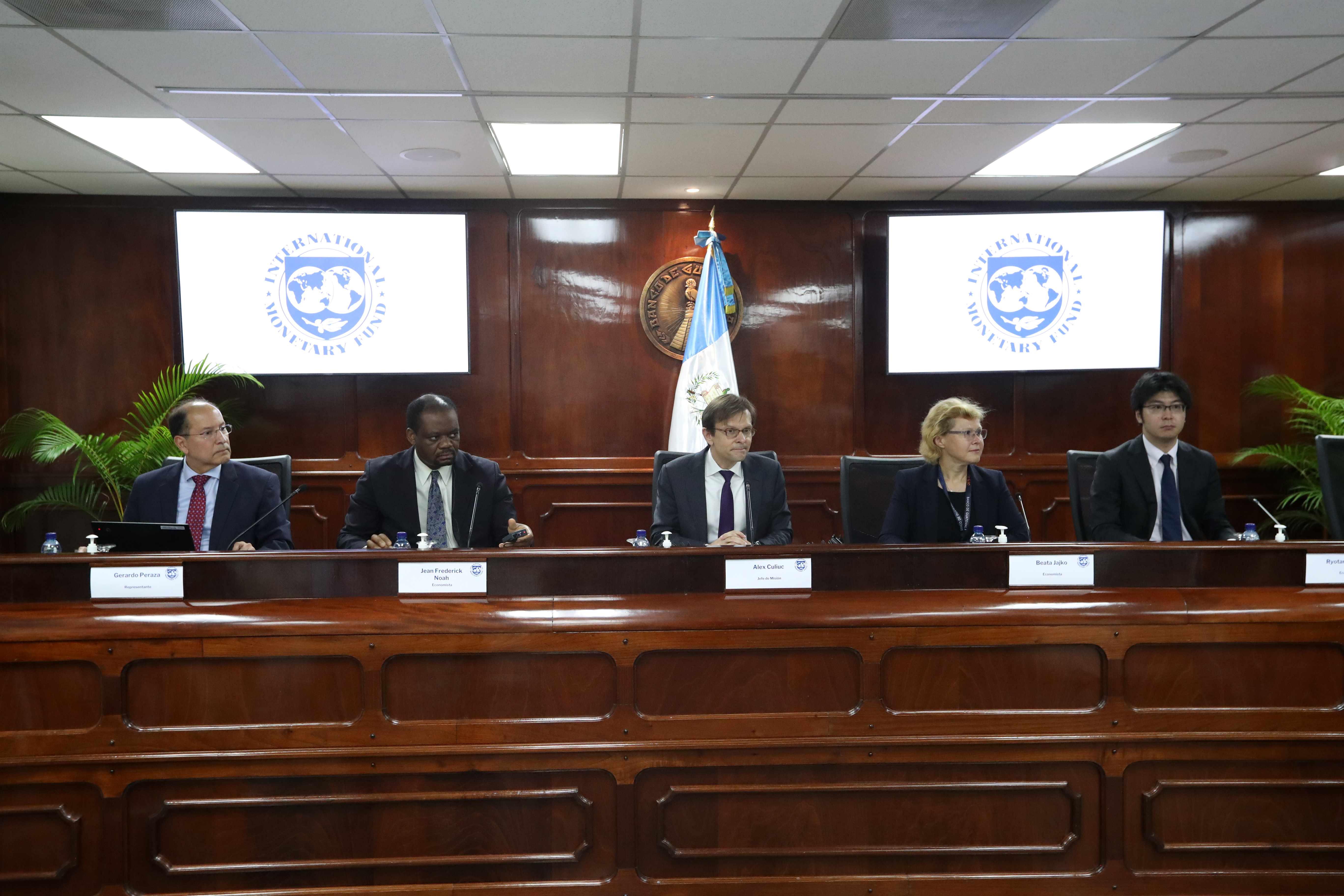 La misión Técnica del Fondo Monetario Internacional (FMI), concluye la revisión del artículo IV a Guatemala. En imagen, de izquierda a derecha, Gerardo Peraza -Representante en Guatemala, Jean Frederick Noah - Economista, Alex Culiuc . Jefe de Misión, Beata Jajko - Economista y Ryotaro Sawada - Economista. Fotografía Prensa Libre: María Reneé Barrientos Gaytan. 20-06-2025.
