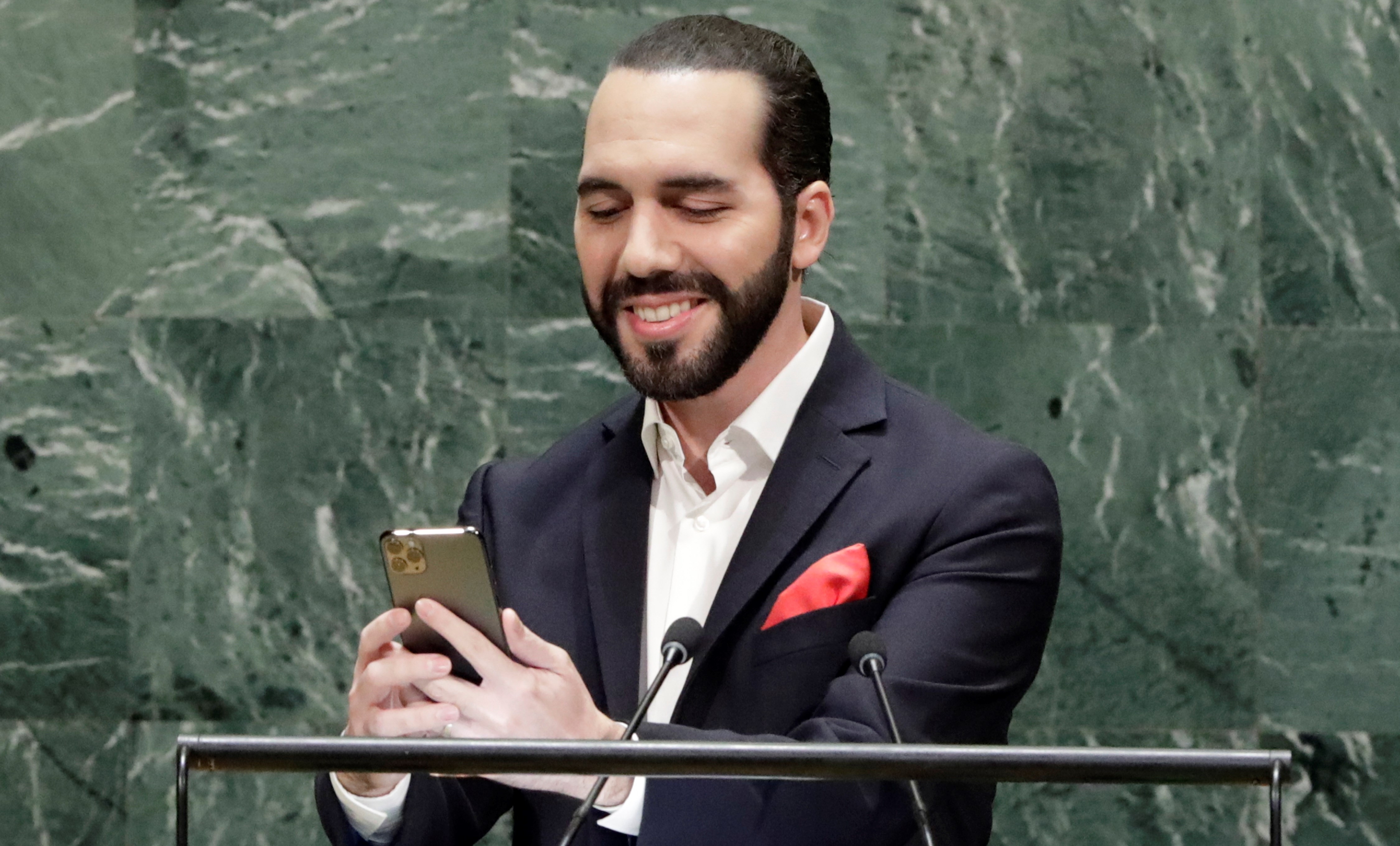 Nayib Bukele, presidente de El Salvador, se toma una fotografía durante la Asamblea General de la ONU en el 2019. (Foto Prensa Libre: AFP)