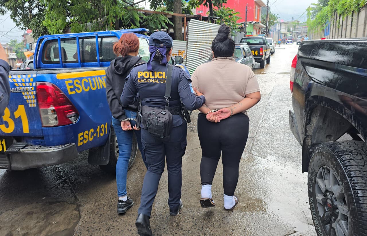 Lesly M. y Alejandra V. son detenidas durante un operativo antinarcótico en Escuintla, acusadas de distribuir marihuana al menudeo. (Foto Prensa Libre: PNC)