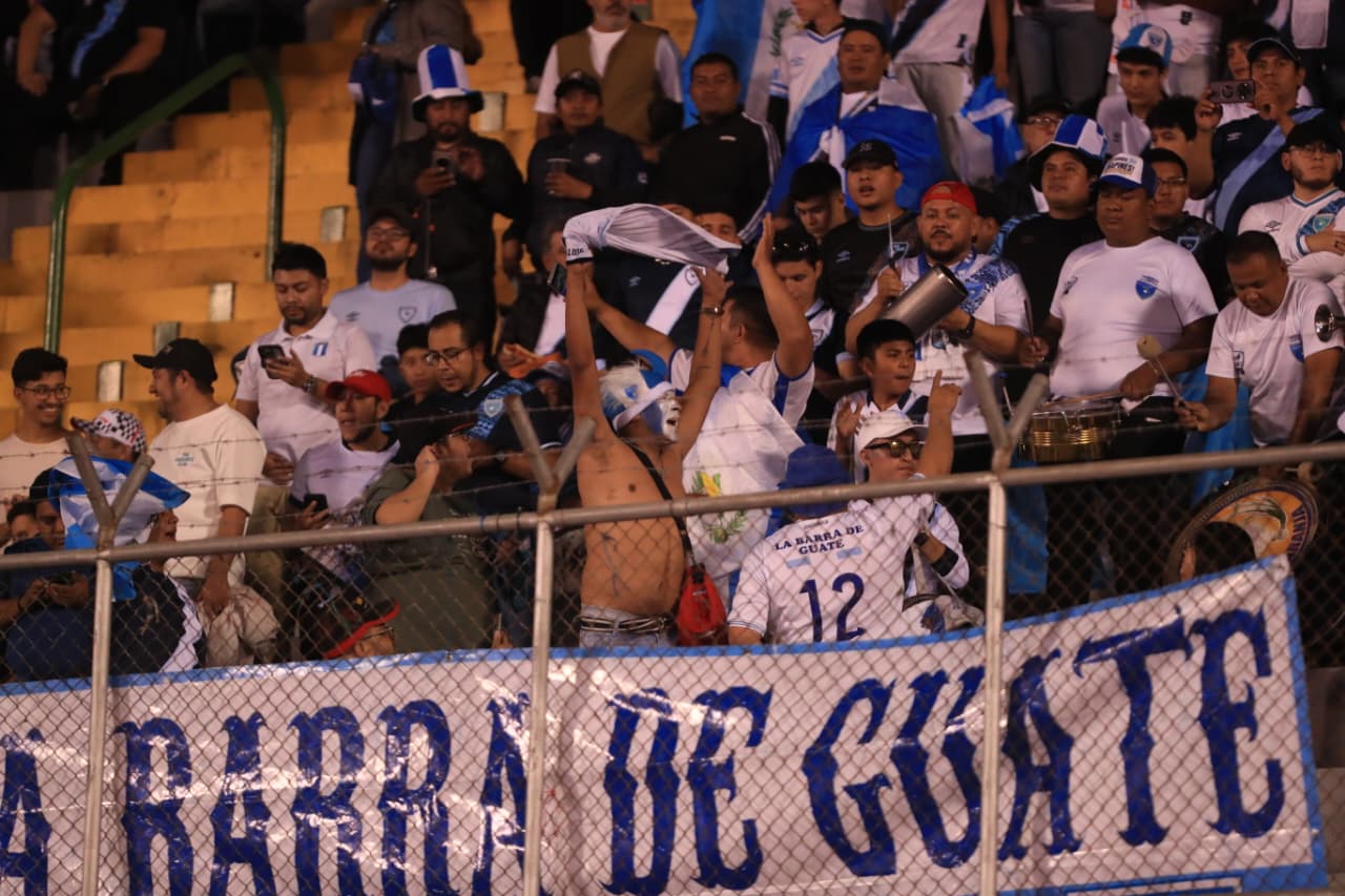 Aficionados guatemaltecos alientan a su selección de futbol, durante el encuentro eliminatorio en contra de El Salvador. (Foto Prensa Libre: Douglas Suruy).