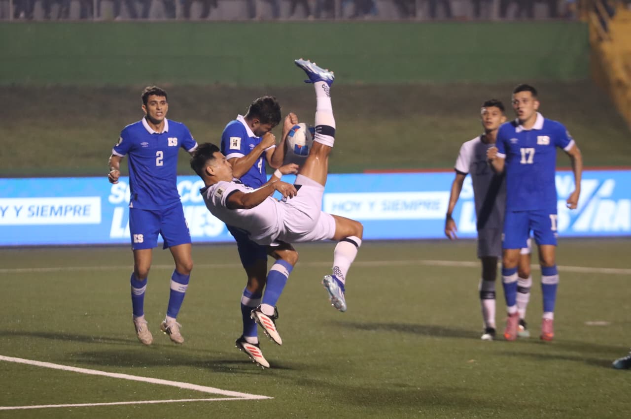El jugador guatemalteco Rubio Rubín remata al arco, frente a los defensas de El Salvador, durante el encuentro de las eliminatorias rumbo al Mundial Fifa 2026, en ciudad de Guatemala. (Foto Prensa Libre: Érick Ávila). 