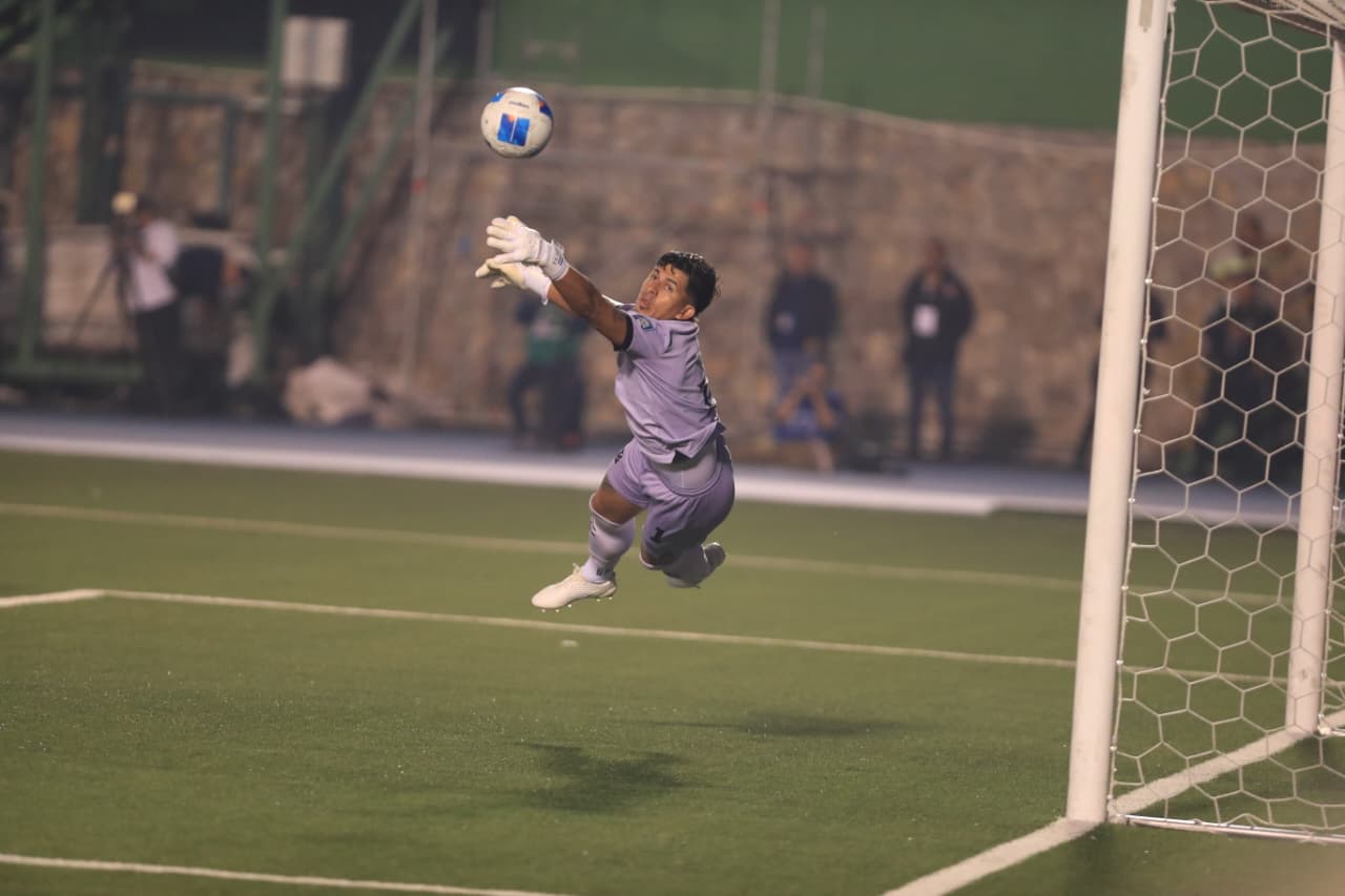 Mario González, guardamenta de El Salvador, evita el gol de Guatemala, en el encuentro disputado hoy en el estadio La Pedrera, eliminatorio para el Mundial Fifa 2026. (Foto Prensa Libre: Érick Ávila). 