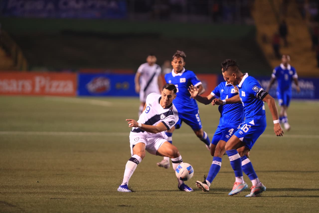La selección de Guatemala recibe a su similar de El Salvador, en partido eliminatorio para el mundial Fifa 2026. (Foto Prensa Libre: Douglas Suruy). 