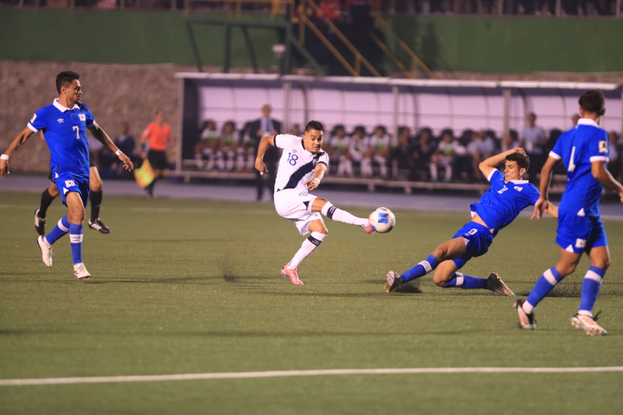 Oscar Santis remata a portería, en el encuentro contra El Salvador, en el estadio La Pedrera. (Foto Prensa Libre: Douglas Suruy).