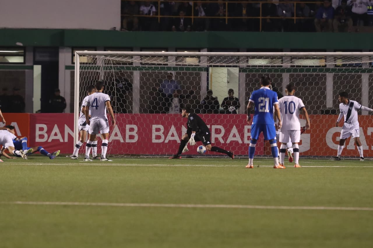 Harold Osorio, de El Salvador, anota el 0-1 frente a su similar de Guatemala, en partido eliminatorio rumbo al Mundial Fifa 2026. (Foto Prensa Libre: Érick Ávila). 