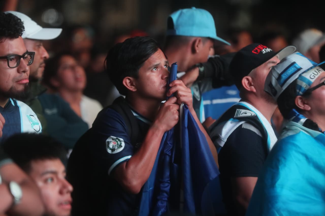 Aficionados muestran su tristeza en el Parque Central de la Ciudad de Guatemala, luego de que la selección de Guatemala perdiera 0-1 frente a su similar de El Salvador. (Foto Prensa Libre: Juan Diego González). 