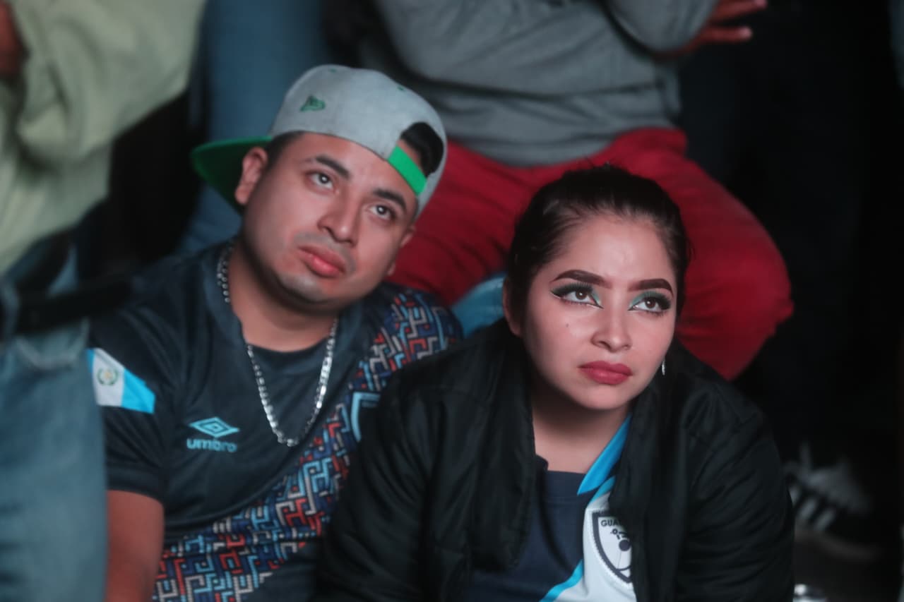 Desconsuelo se observa en aficionados al futbol, tras la derrota de Guatemala frente a El Salvador. (Foto Prensa Libre: Juan Diego Gonzélez). 