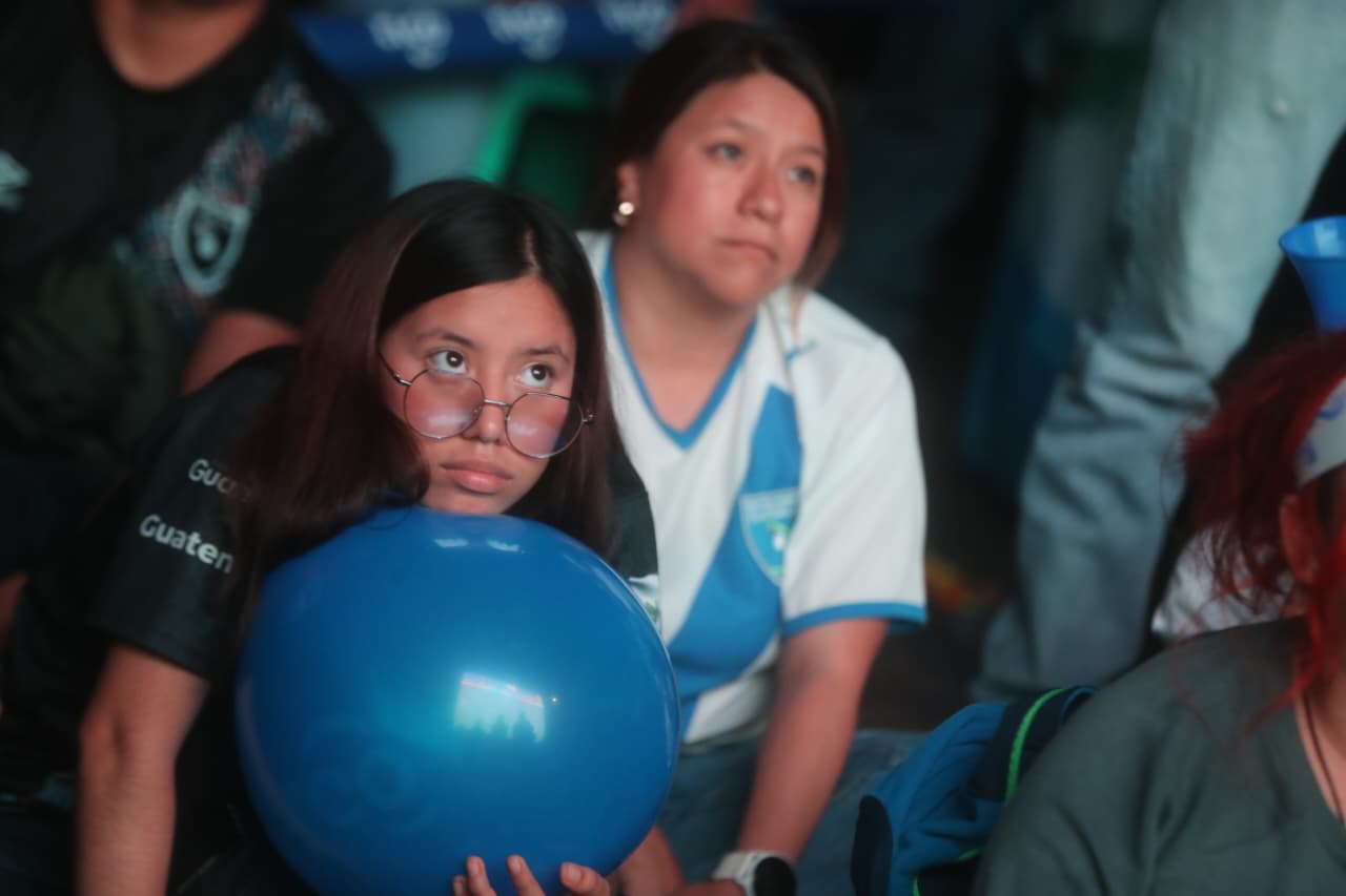 Aficionados observan en pantallas gigantes, la derrota de la selección de Guatemala, frente a El Salvador, en el Parque Central de la ciudad de Guatemala. (Foto Prensa Libre: Juan Diego González). 