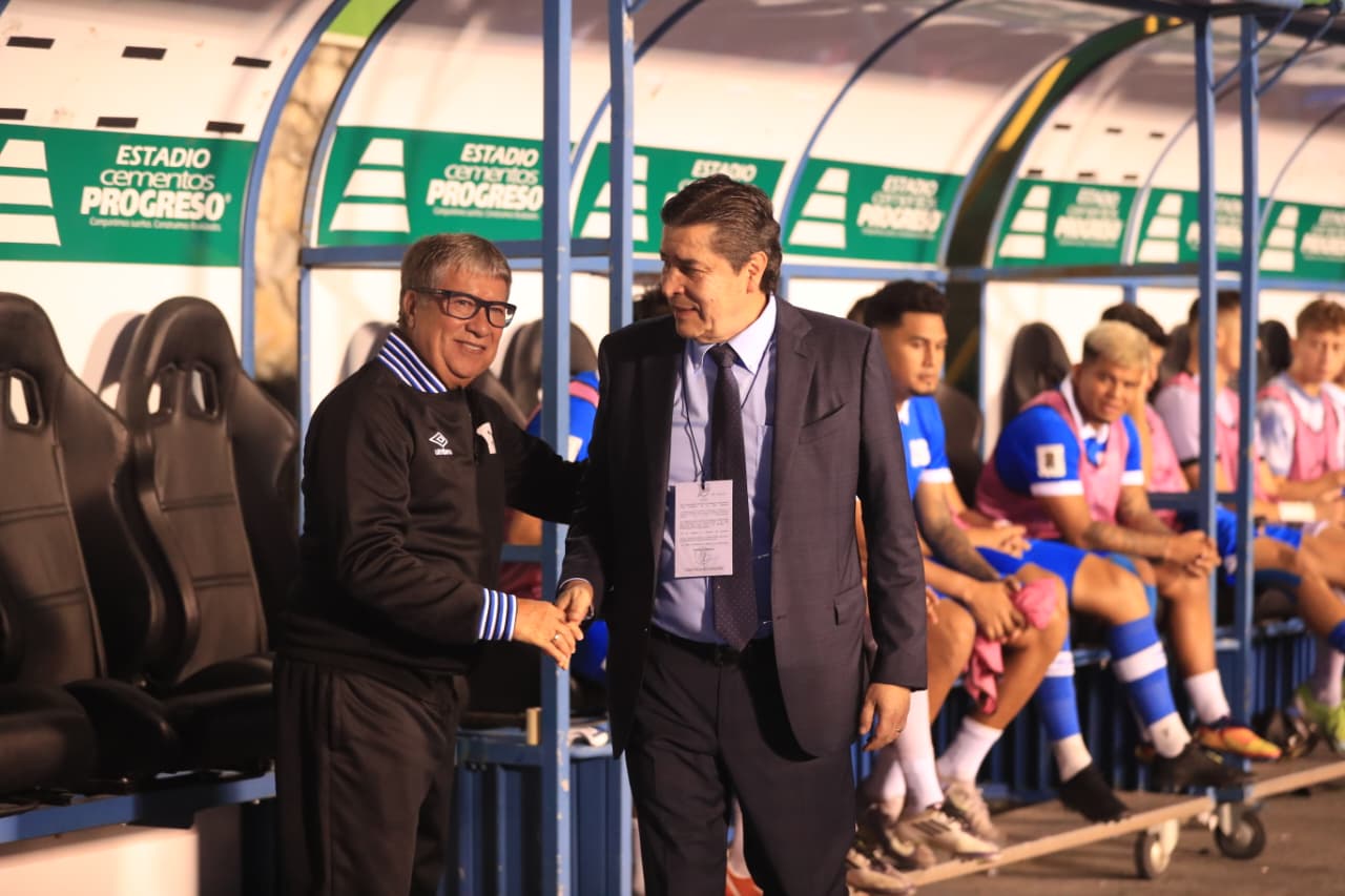 Hernán Gómez, técnico de El Salvador, saluda a Luis Fernando Tena, técnico de Guatemala. Momentos antes de iniciar el encuentro eliminatorio rumbo al Mundial Fifa 2026. (Foto Prensa Libre: Érick Ávila).