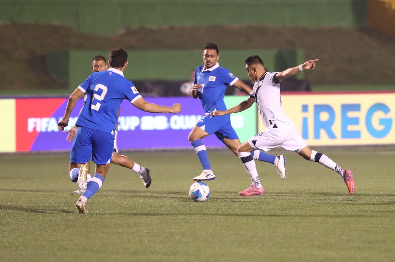 Óscar Santis, de la selección de Guatemala, remata el balón durante el juego contra la selección de El Salvador. (Foto Prensa Libre: Érick Ávila).