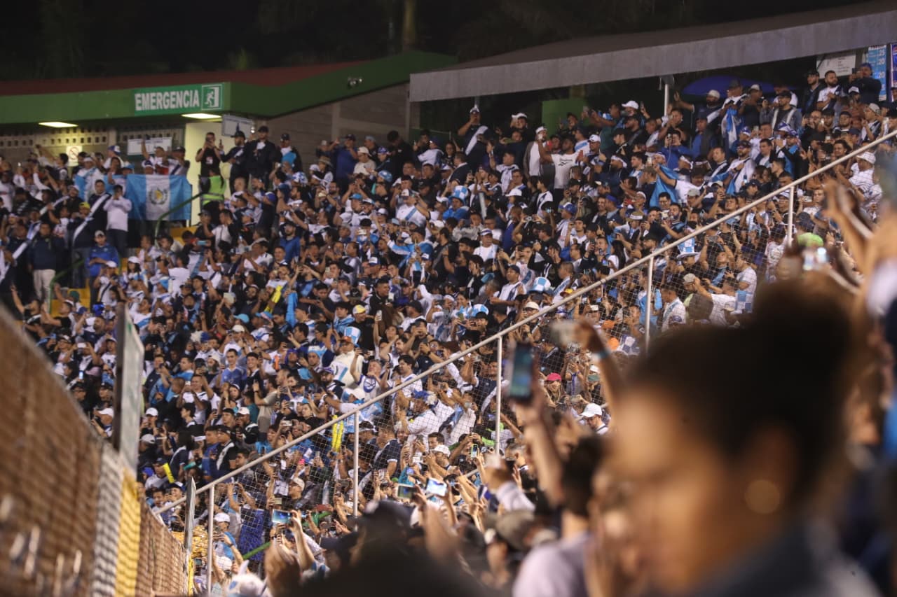 El estadio La Pedrera, ubicado en la zona 6 de Guatemala, luce sus mejores galas durante el juego entre Guatemala y El Salvador, eliminatorio rumbo al Mundial de futbol Fifa 2026. (Foto Prensa Libre: Emilio Chang). 