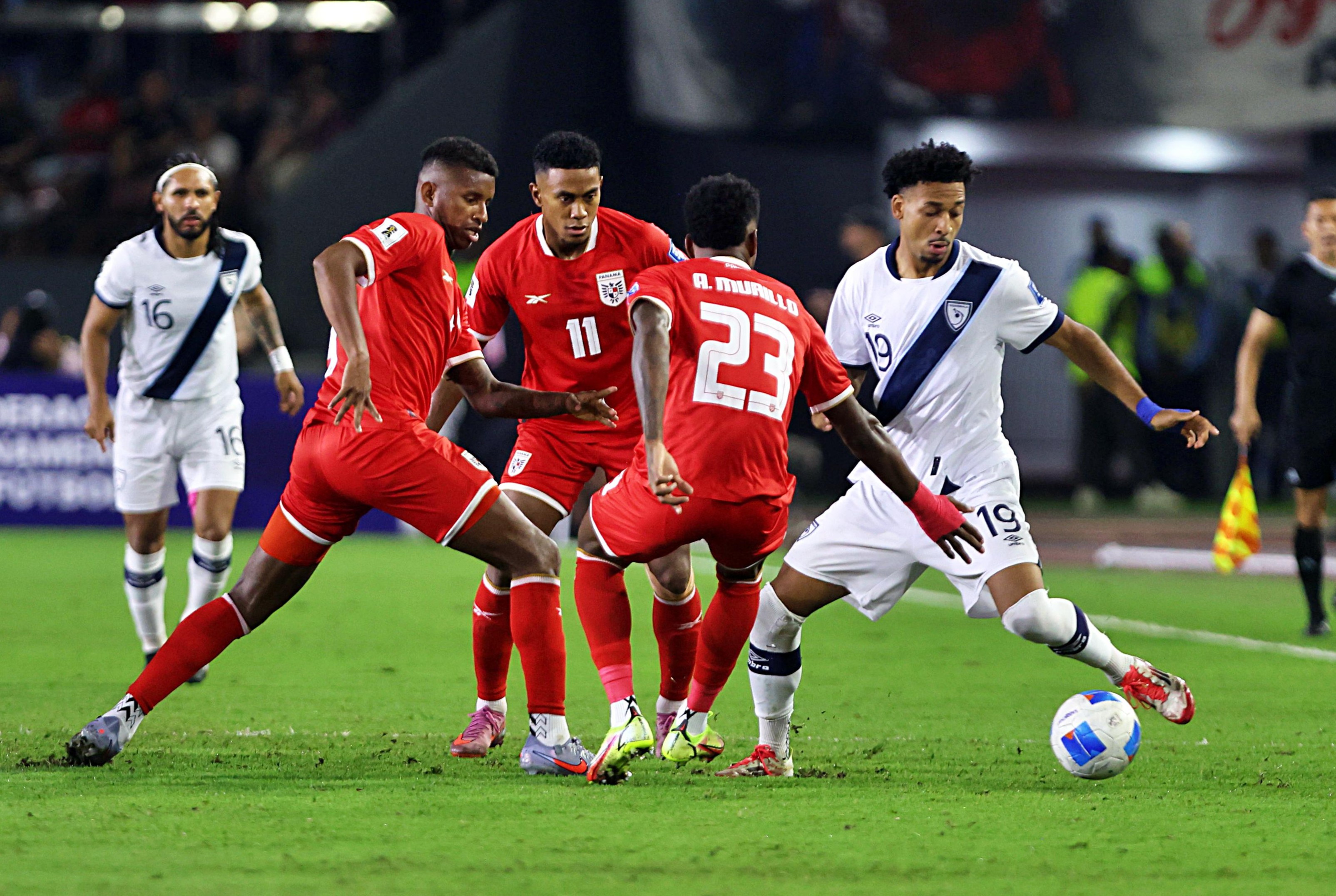 Arquímedes Ordóñez intenta quitarse la marca de tres jugadores canaleros, en el duelo de Panamá contra Guatemala. Foto Prensa Libre: Cortesía Ronal Mota.