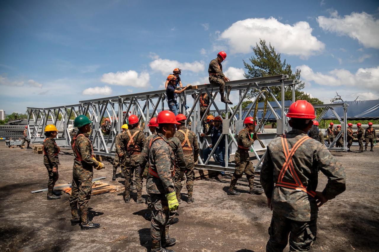
Puente modular móvil, de 60 metros de largo por siete de ancho, con capacidad para dos carriles, entregado por Estados Unidos para uso en emergencias en Guatemala. (Foto Prensa Libre: Embajada de EE. UU. en Guatemala)
