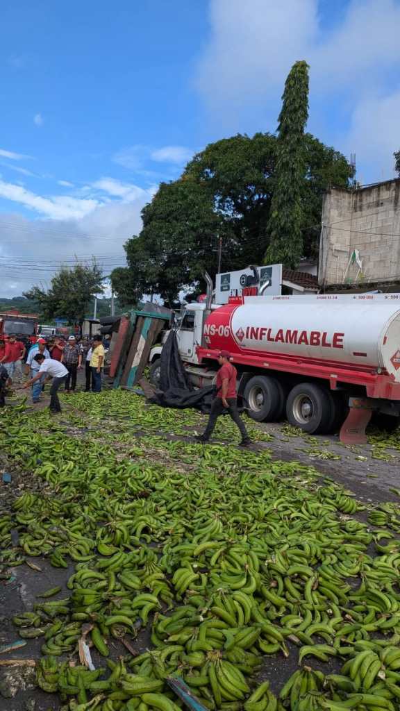 Cisterna de combustible involucrada en choque leve tras percance de tráiler de bananos en la Ruta al Atlántico, Izabal.
