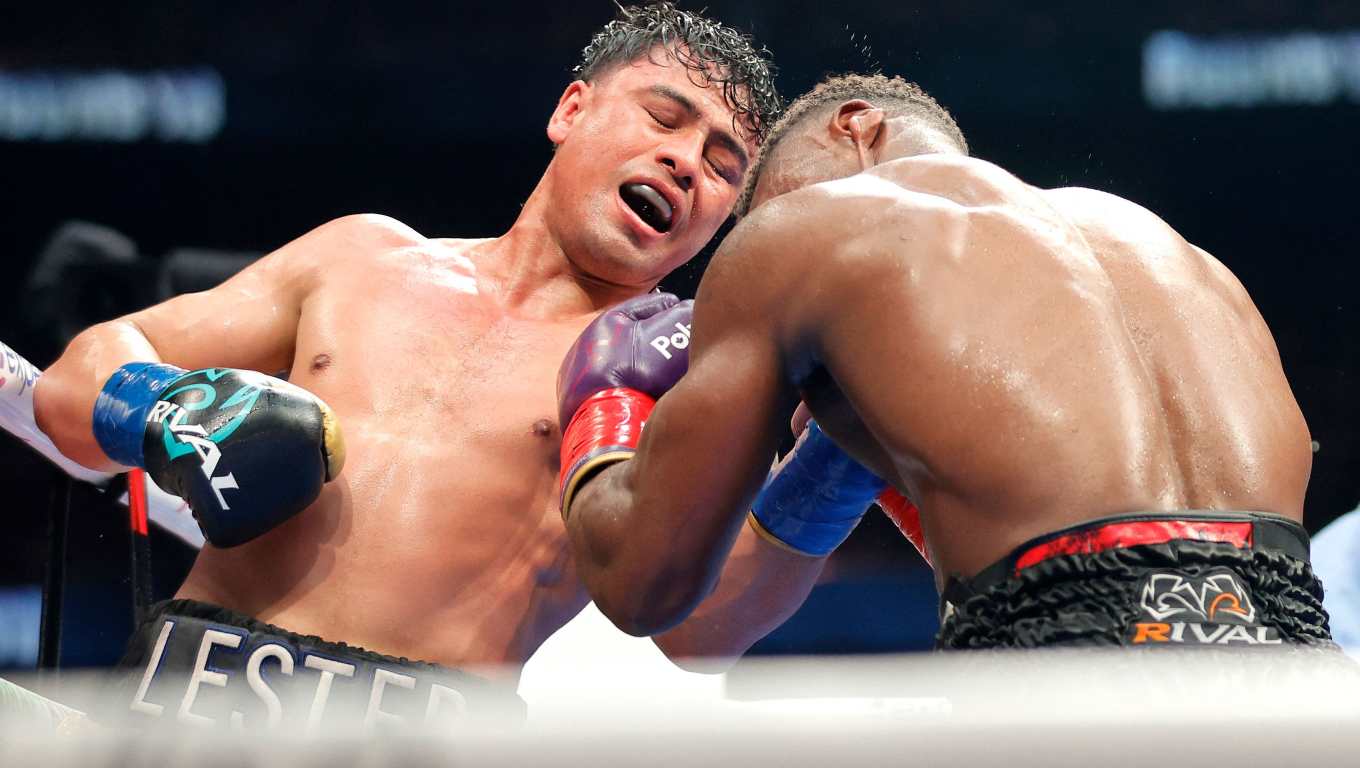 Léster Martínez durante su combate contra el francés, Christian Mbilli, celebrado en las Las Vegas, Estados Unidos. (Foto Prensa Libre: AFP).