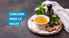 La cúrcuma es una especia reconocida por sus propiedades antiinflamatorias y antioxidantes. Según la doctora Denise Dupras, de la Clínica Mayo, ayuda a aliviar el dolor articular, mejorar la digestión y reforzar la inmunidad. Sin embargo, especialistas como Mary-Eve Brown, de John Hopkins Medicine, advierten que su consumo debe hacerse con moderación, pues en dosis altas puede causar efectos adversos o interferir con algunos medicamentos.
