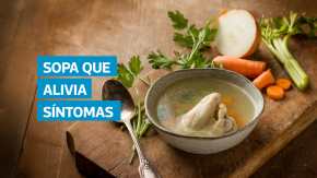 La sopa de pollo es uno de los remedios caseros más recomendados durante un resfriado. Aunque no cura la gripe, especialistas como la doctora Linda J. Vorvick (MedlinePlus) explican que los líquidos calientes aportan alivio momentáneo, ayudan a descongestionar la nariz y previenen la deshidratación. Además, médicos como Michael Wang señalan que su contenido de proteínas fortalece el sistema inmune y facilita la expulsión de mucosidad.