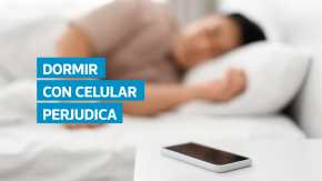 Tener el teléfono en la cama es un hábito común, pero los expertos advierten que puede dañar la calidad del sueño. El especialista en medicina del sueño Gustavo Cosenza explica que el celular funciona como un estímulo que interrumpe la relajación necesaria para dormir profundamente. Esto no solo reduce el descanso, sino que también afecta la memoria, la concentración y debilita el sistema inmunológico.