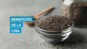 La chía es una semilla rica en fibra, omega-3, antioxidantes, vitaminas y minerales que favorece la digestión, regula la glucosa en sangre, protege la salud cardiovascular y brinda saciedad, lo que la convierte en un aliado para el bienestar y el control de peso.