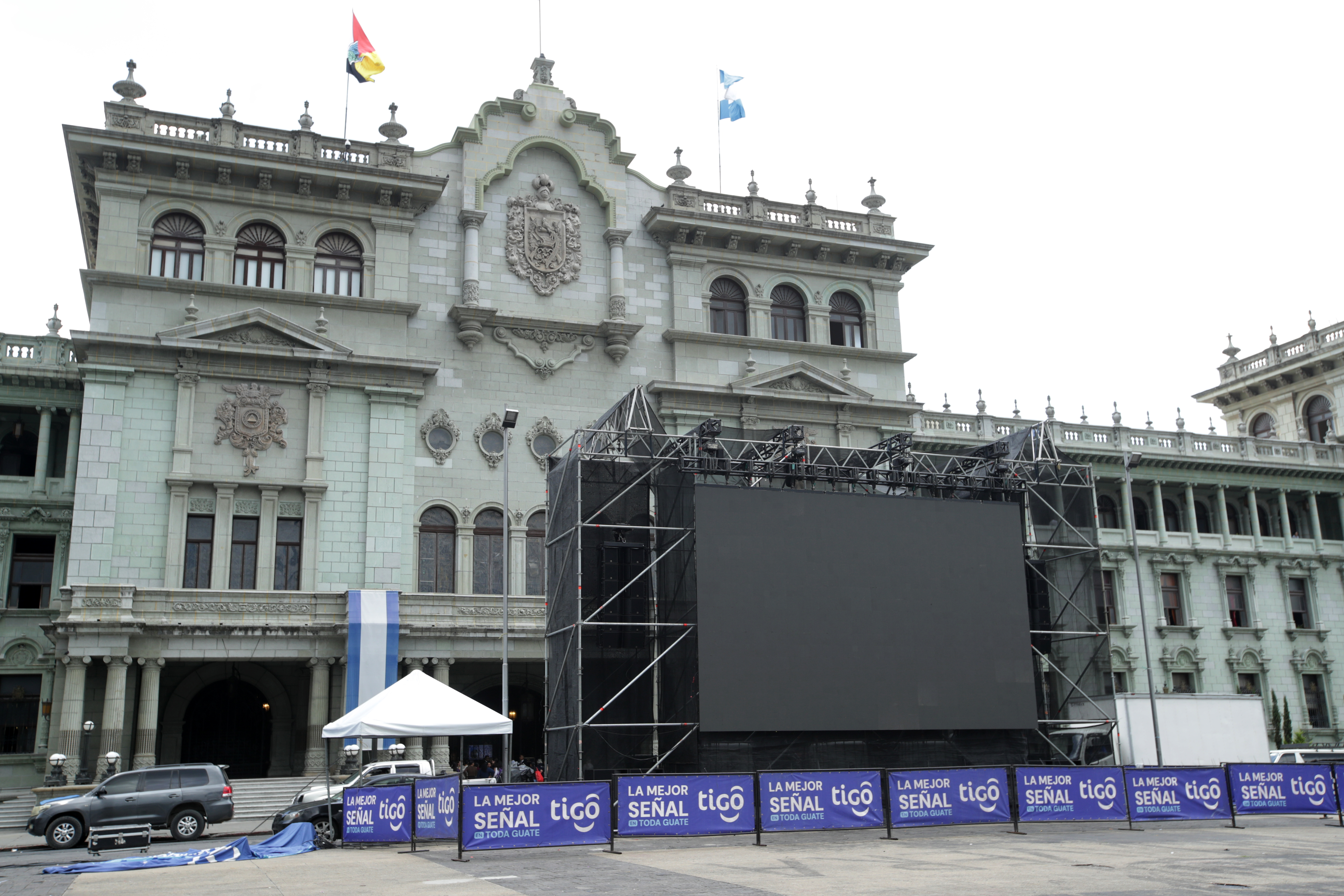 Desde tempranas horas, el Ministerio de Cultura y Deportes (MCD), instaló pantallas gigantes en la Plaza de la Constitución para que los guatemaltecos vivan al emoción del partido de la Selección Nacional. (Foto Prensa Libre: María Reneé Barrientos Gaytan)