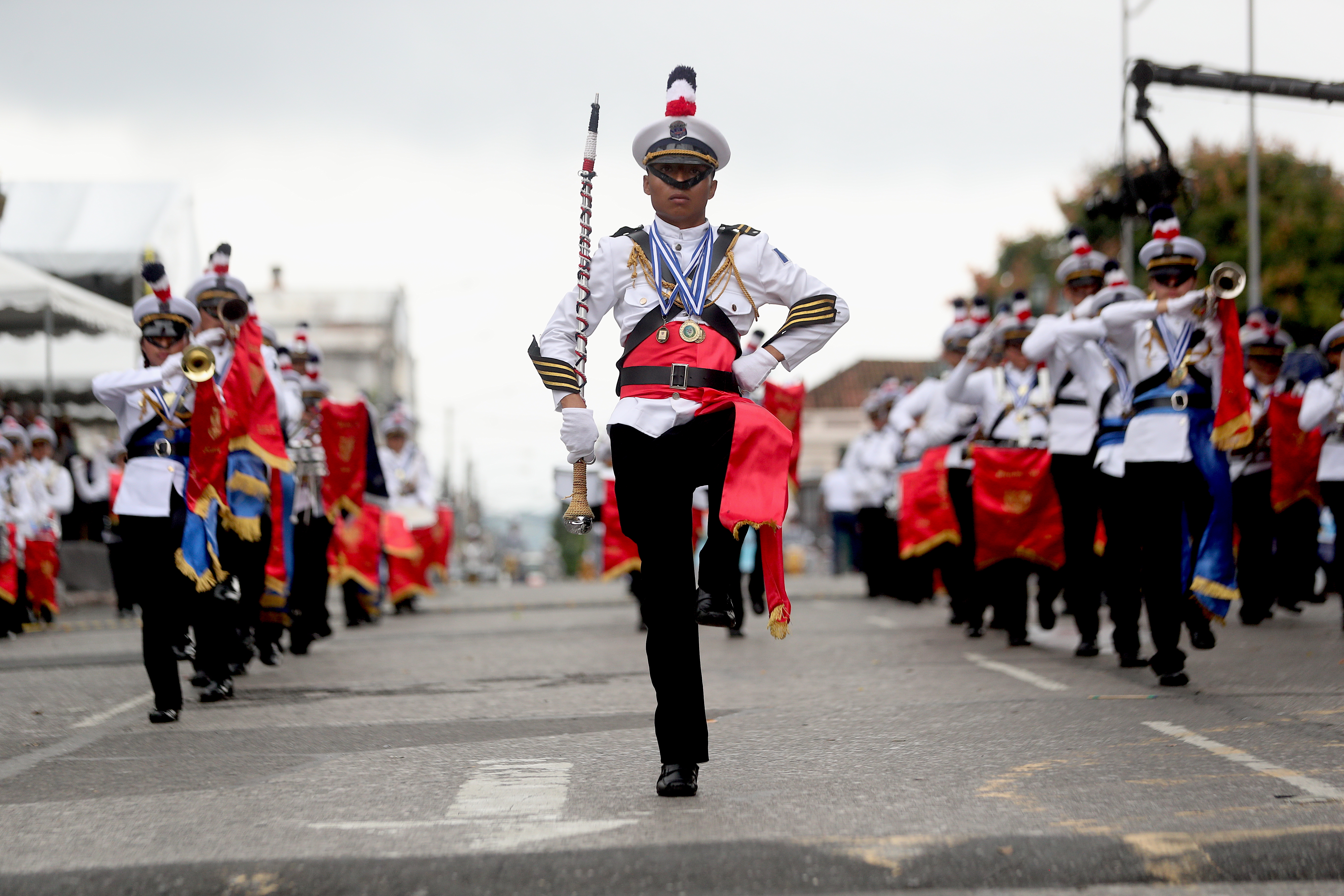 El tradicional desfile para conmemorar la independencia del pas se desarrolla en el Centro Histrico, adonde cientos de familias acuden para apreciar las bandas ms importantes.

El tradicional desfile cvico para conmemorar los 204 aos de independencia patria se desarrolla en el Centro Histrico capitalino

Foto: 
BYRON RIVERA 
15/09/2025