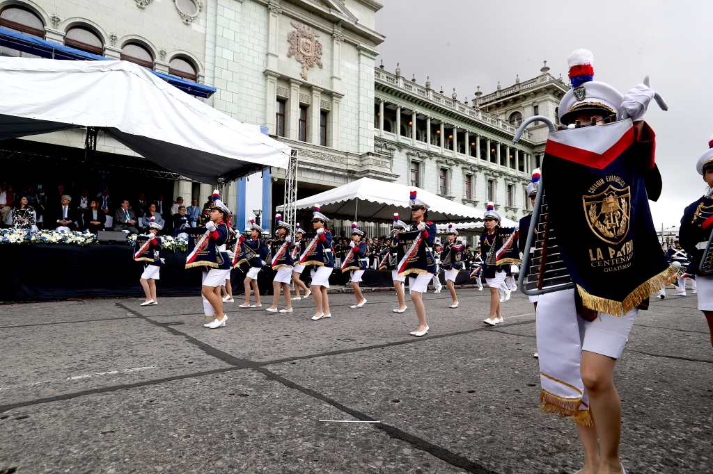 El tradicional desfile para conmemorar la independencia del pas se desarrolla en el Centro Histrico, adonde cientos de familias acuden para apreciar las bandas ms importantes.

El tradicional desfile cvico para conmemorar los 204 aos de independencia patria se desarrolla en el Centro Histrico capitalino

Foto: 
BYRON RIVERA 
15/09/2025