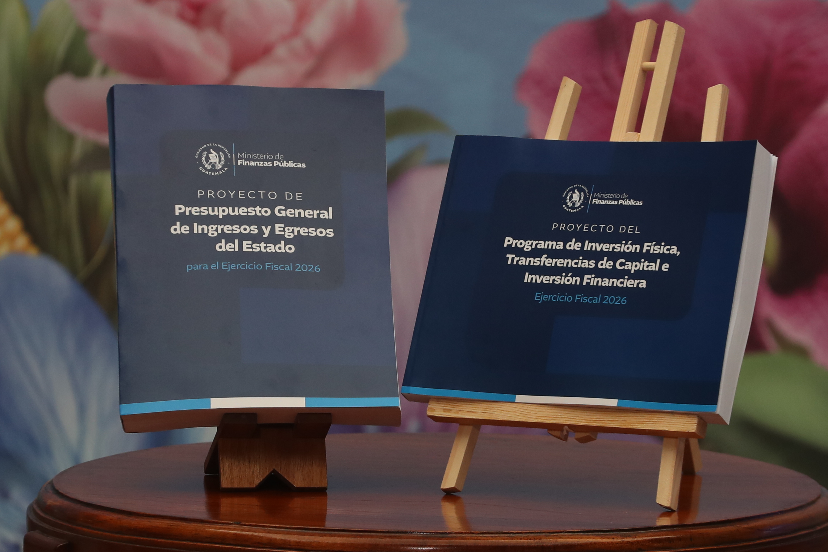 Bernardo Arevalo, presidente de la Repblica de Guatemala en la presentacin del presupuesto 2026 explica la forma en que se divide en los ministerios.

Fotografa Prensa Libre: Erick Avila.    01092025