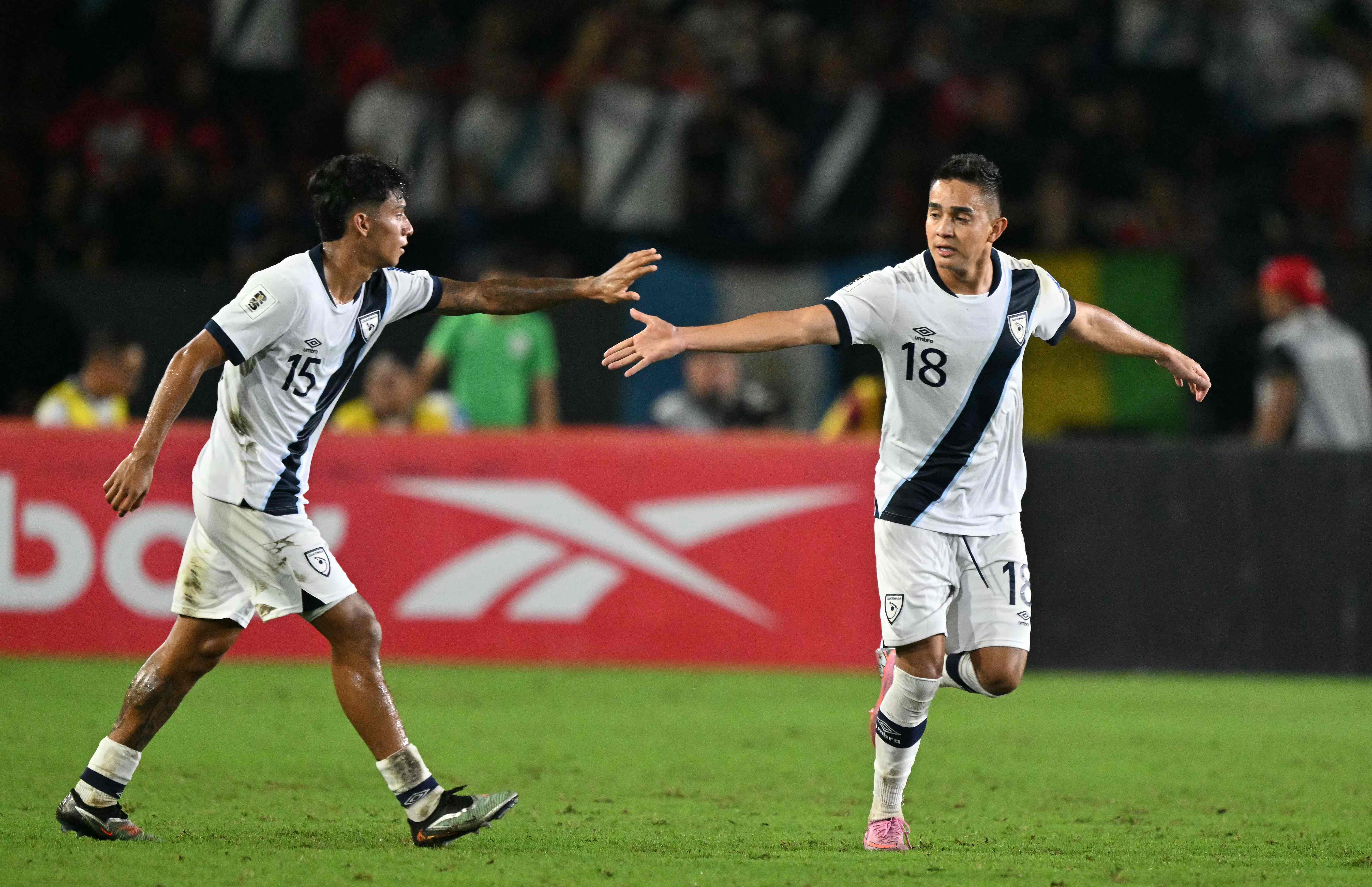 El centrocampista de Guatemala Oscar Santis festeja tras conseguir el primer gol para su selección, en el encuentro contra la selección de Panamá, juego de las eliminatorias rumbo al Mundial Fifa 2026.   (Foto Prensa Libre: AFP). 