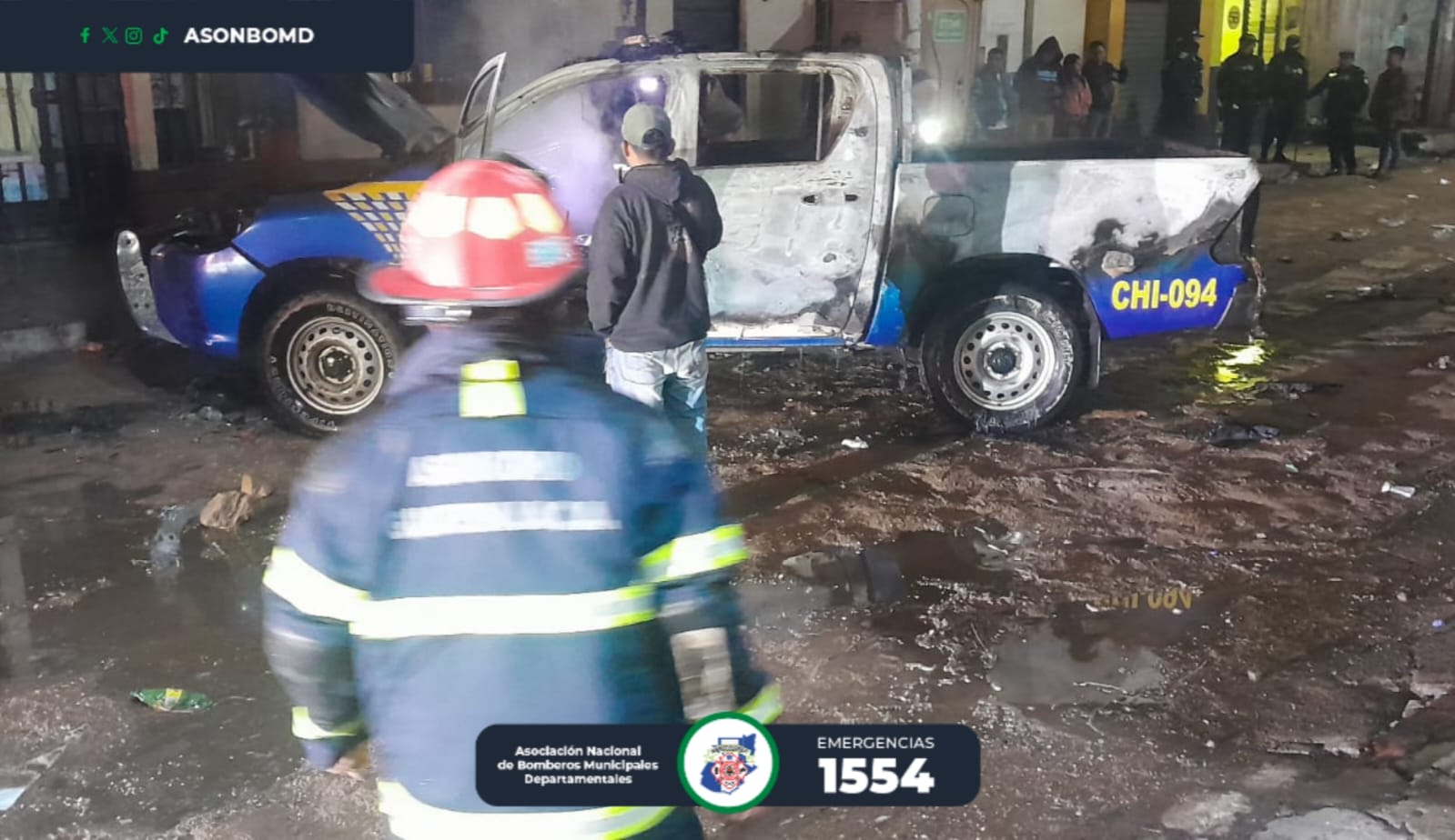Patrulla de la Policía Nacional Civil dañada por incendio en San Andrés Itzapa, Chimaltenango.