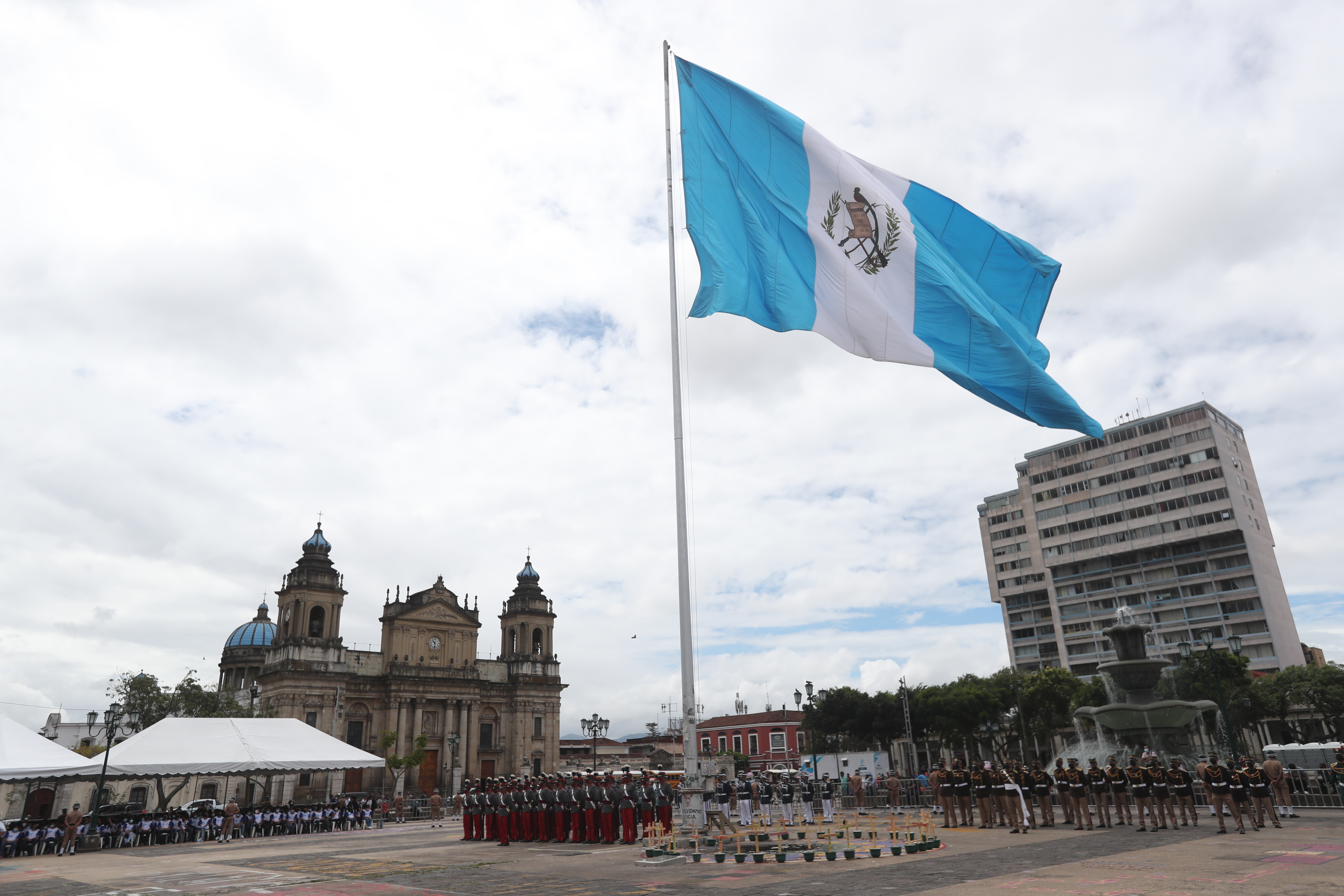 Guatemala es el único país centroamericano que tiene una bandera con franjas verticales. Cada 17 de agosto se conmemora el día de la bandera. (Foto Prensa Libre: Hemeroteca PL) 