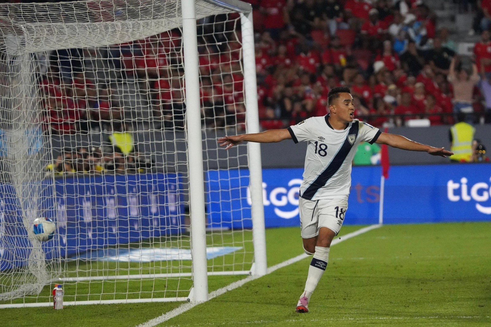 Óscar Santis celebra el primer gol de Guatemala en el estadio Rommel Fernández. Foto Prensa Libre: Fedefut.