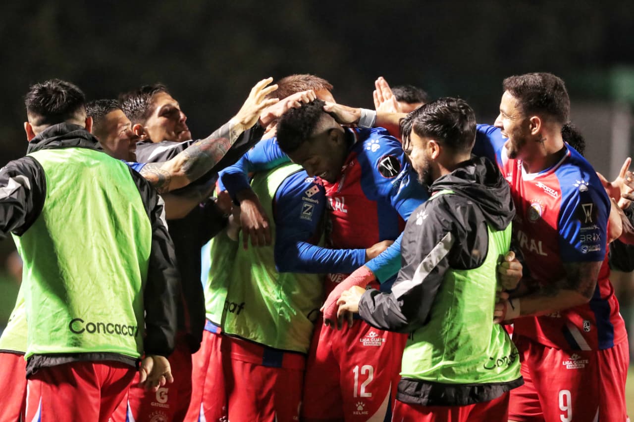 Los jugadores de Xelajú MC celebran el segundo gol frente a San Miguelito conseguido por Derrikson Quiros . (Foto Prensa Libre: Esbin García).
