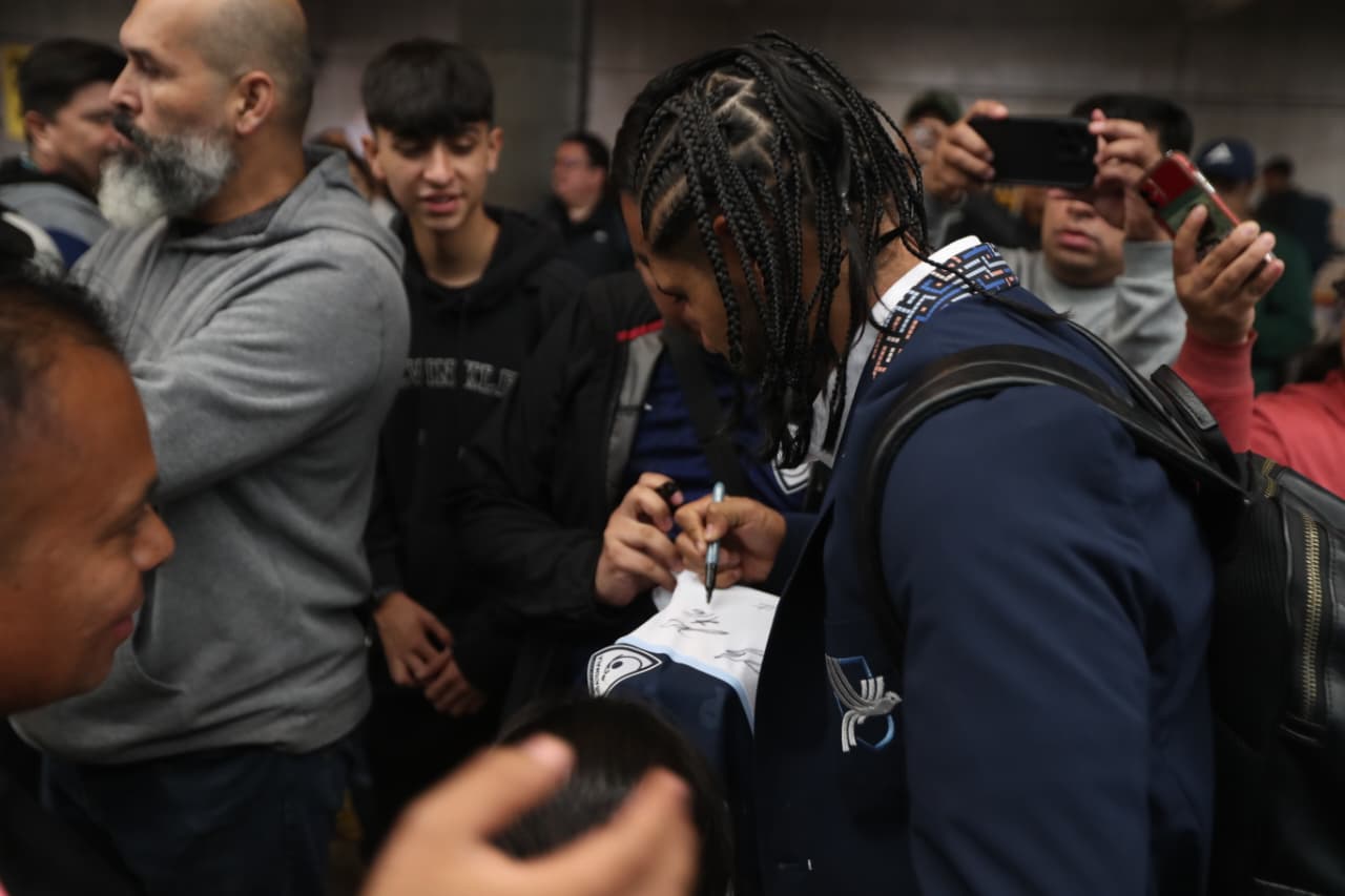 Aficionados se toman fotografías con los jugadores de Selección Nacional. (Foto Prensa Libre: Gabriel Granda)