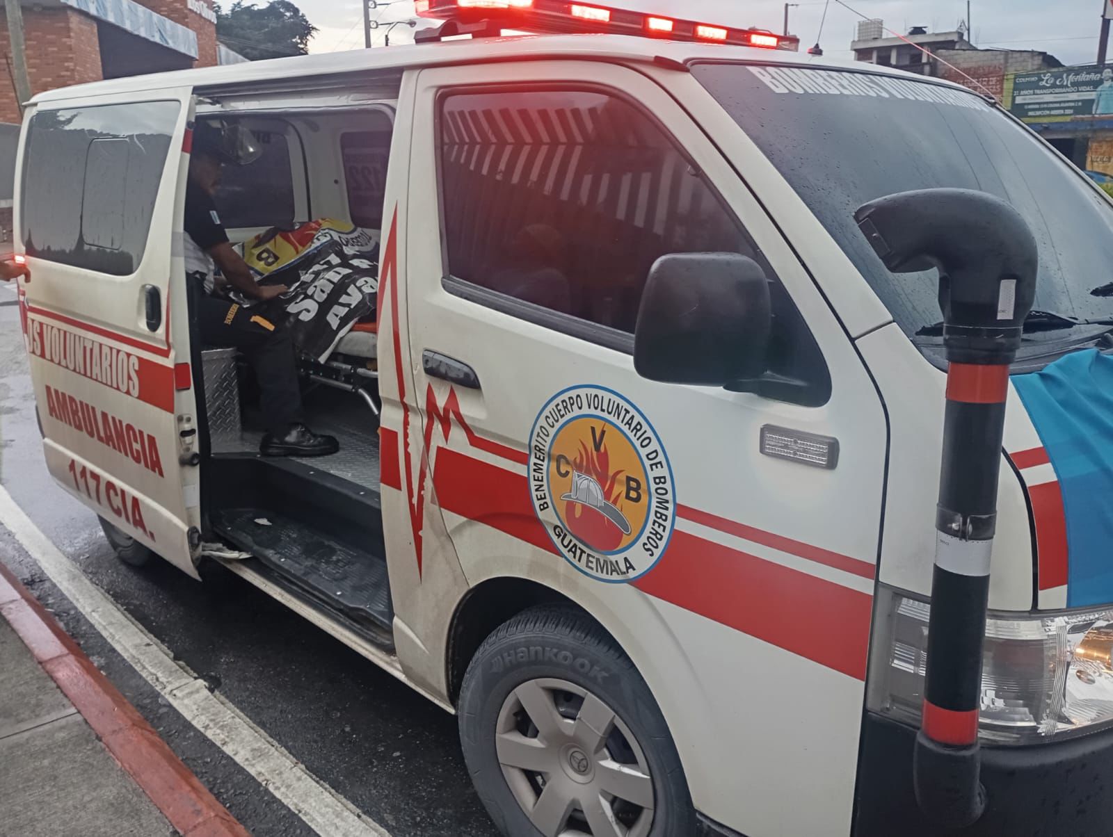 Ambulancia en zona 18 a la espera de que lleguen las autoridades para las diligencias.  (Foto Prensa Libre: Bomberos Voluntarios)