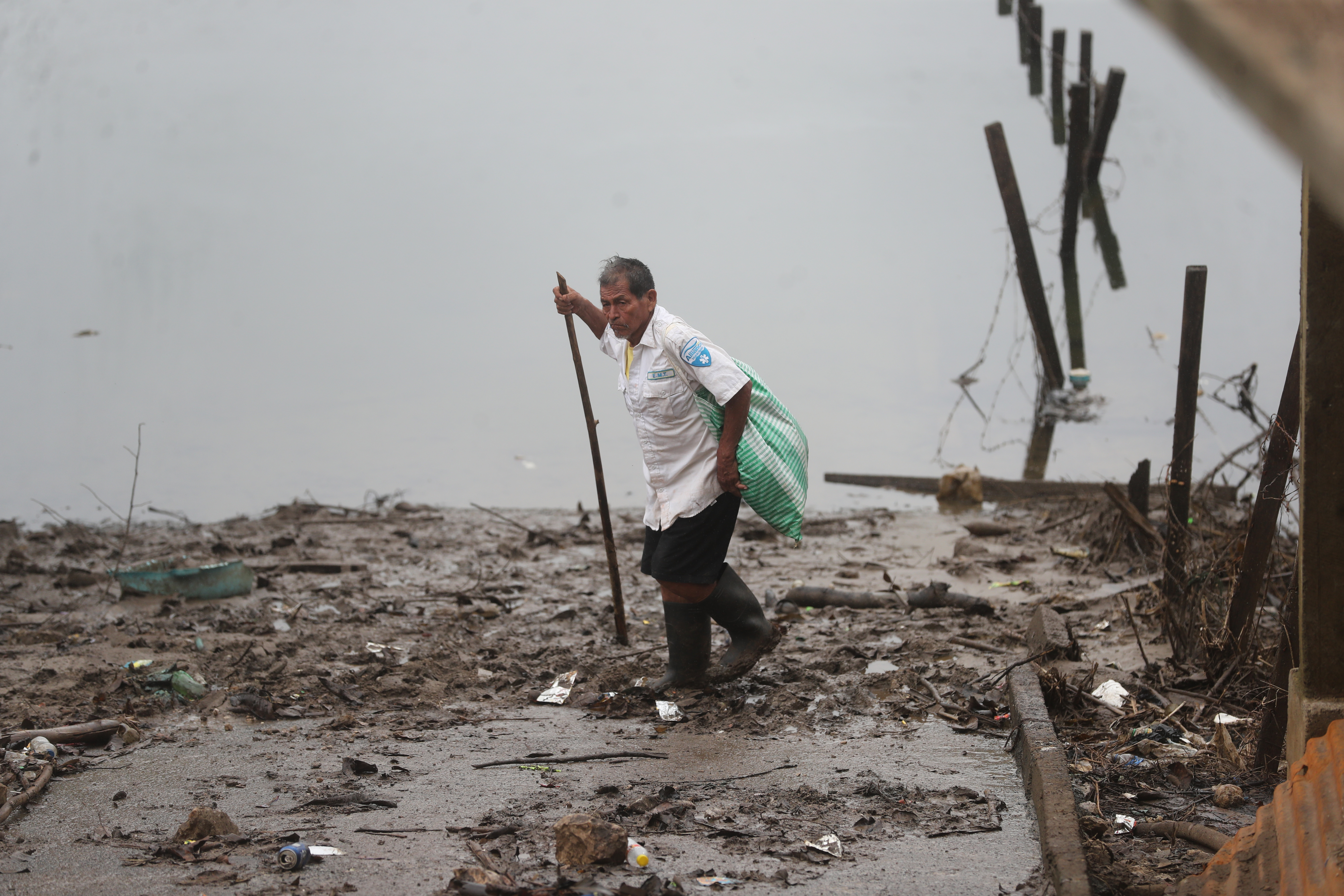 Las casas de Campur, San Pedro Carchá, Alta Verapaz vuelven a aparecer tras 59 días de inundación luego del paso de los eventos climáticos Eta e Iota en Guatemala. La localidad quedó bajo el agua, convertida en laguna, con el paso de los días, el agua ha descendido poco a poco y varias familias comienzan a retornar para ver que pueden arreglar y empezar sus vidas de nuevo en el lugar. De las 900 casas que quedaron inundadas, quedaron completamente destruidas, porque el material con las que fueron construidas no aguantó a estar bajo el agua por varios días.La Coordinadora Nacional para la Reducción de Desastres (Conred) indicó que desde la semana pasada tenía reportes que la lluvia descendió ocho metros, aunque recomiendan que la población aún no regrese a Campur, ya que no no han podido realizar las evaluaciones técnicas y científicas para determinar si el área es habitable o no.Fotografía Prensa Libre: Erick Avila.