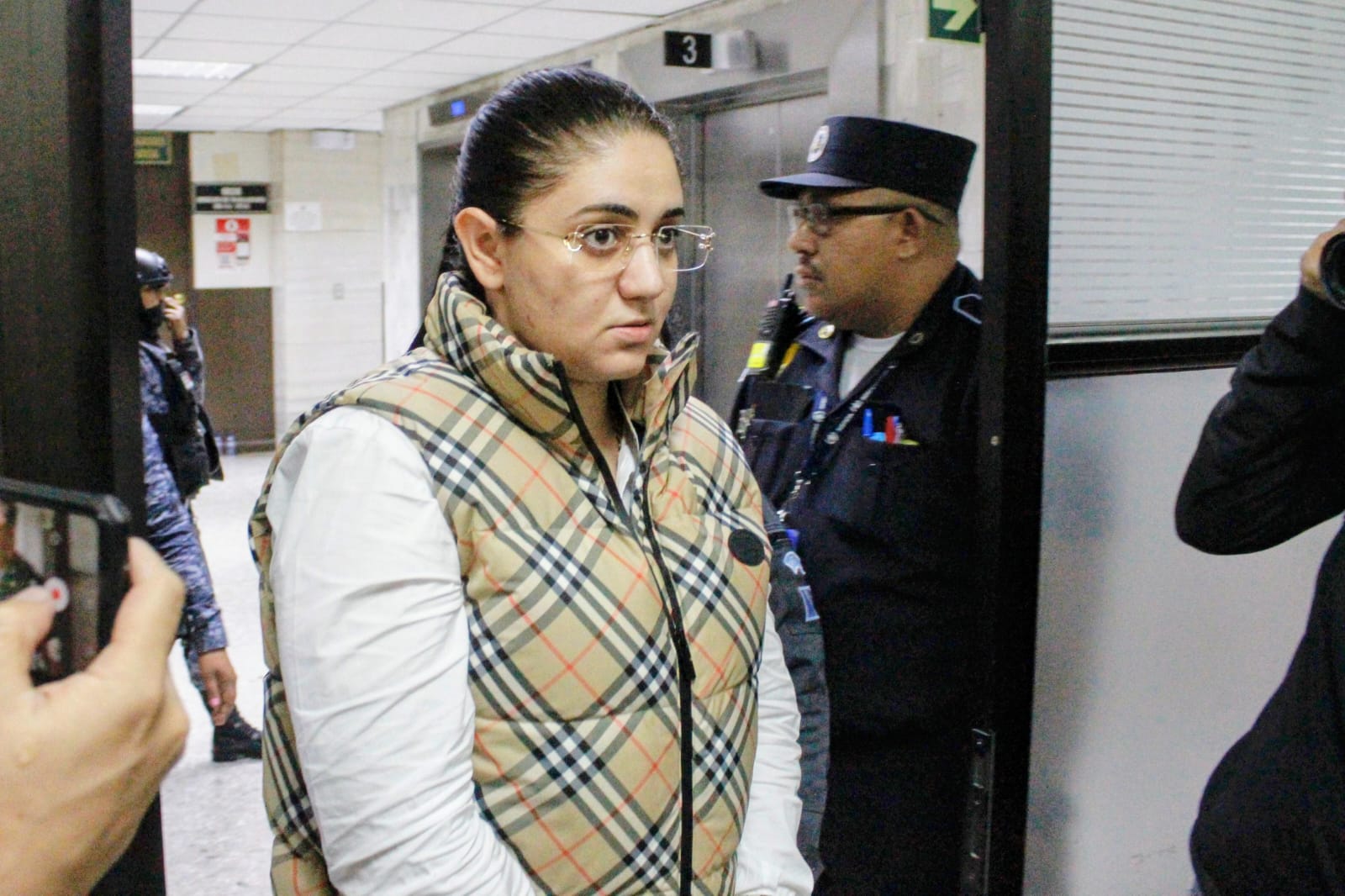 Fernanda Bonilla, procesada por el crimen de Melisa Palacios, escucha la resolución judicial que la envía a juicio por el delito de asesinato. (Foto, Prensa Libre)