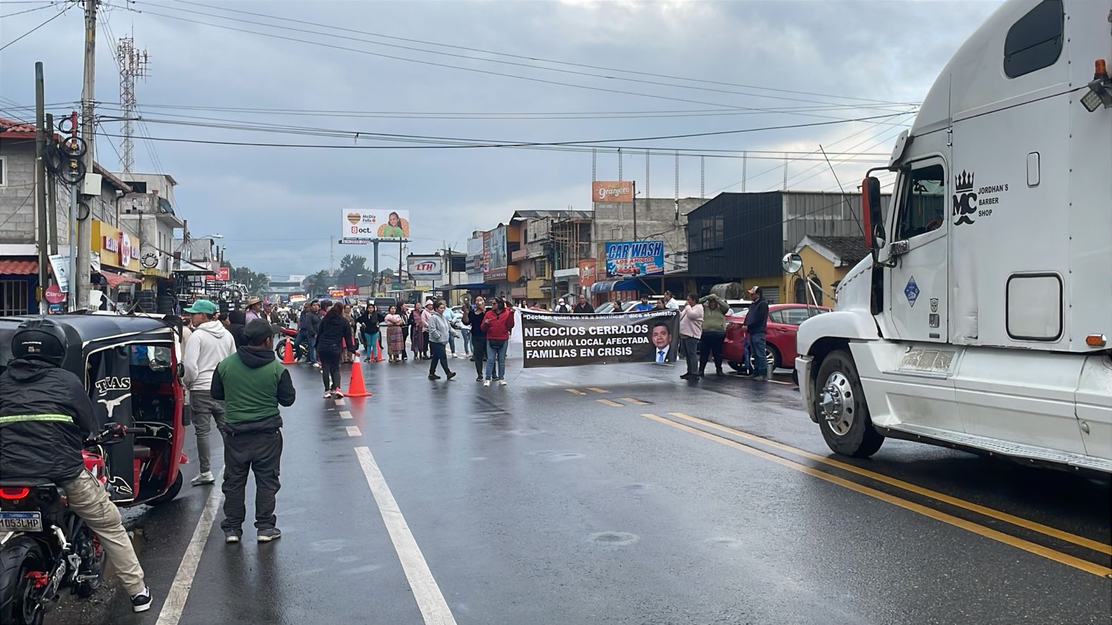 Vecinos bloquean el kilómetro 51 de la ruta Interamericana. (Foto Prensa Libre: Víctor Chamalé)
