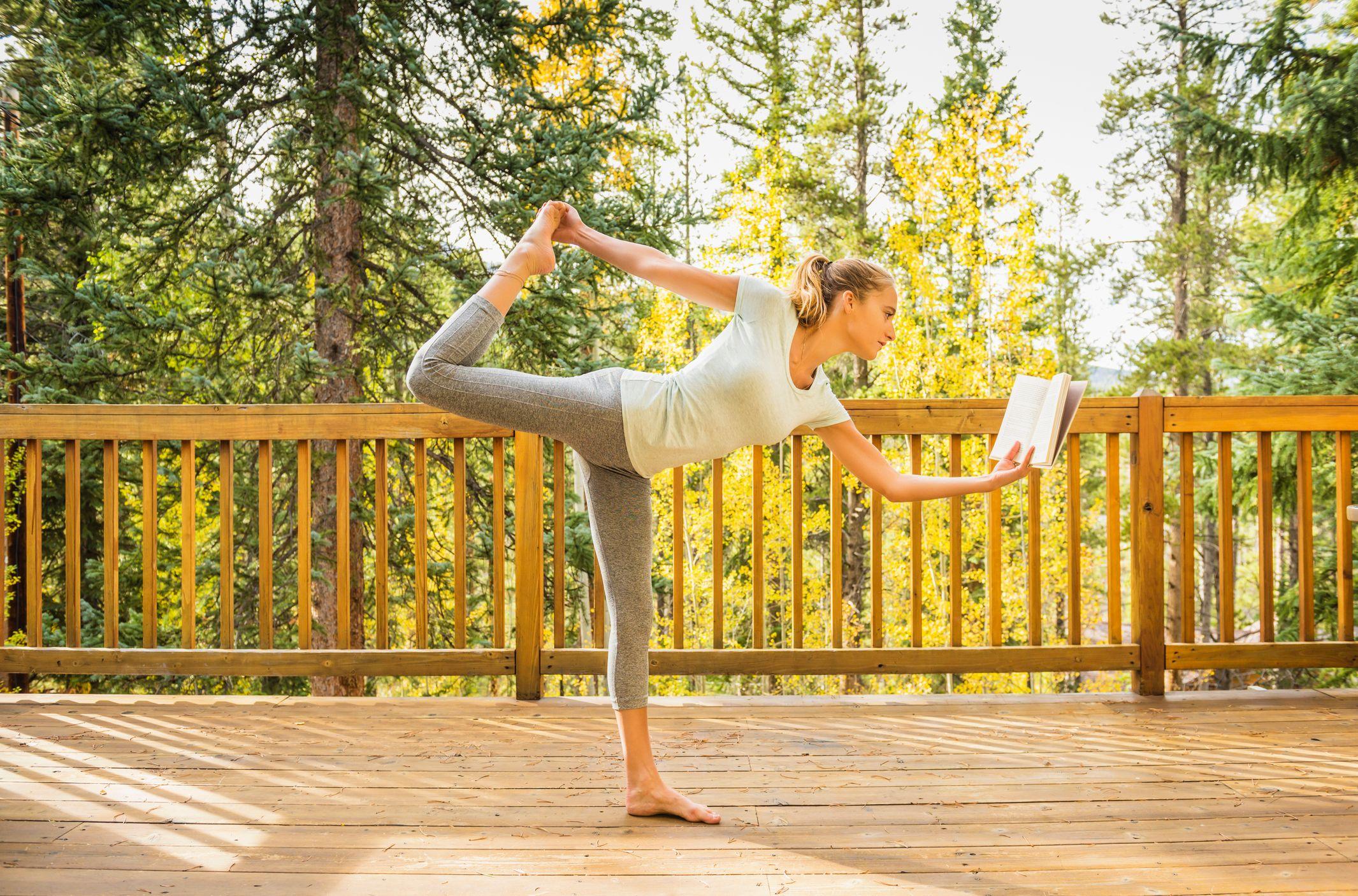 Mujer leyendo y haciendo yoga