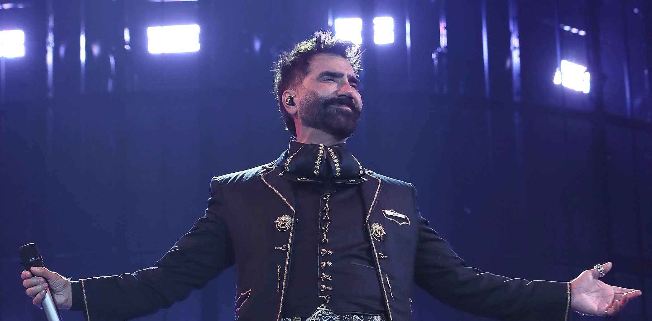 El cantante mexicano Alejandro Fernández aclaró las especulaciones sobre su estado de salud luego de que un video grabado durante uno de sus conciertos se volviera viral por mostrar su lengua aparentemente de color verde. El artista explicó que la coloración se debía a un caramelo que utilizó para aliviar molestias en la garganta y descartó que estuviera relacionada con algún problema médico.  (Foto Prensa Libre: EFE)