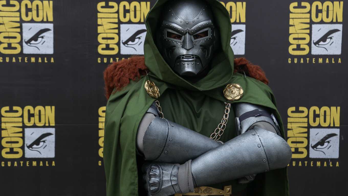 AME5177. CIUDAD DE GUATEMALA (GUATEMALA), 04/10/2025.- Manuel Guzmán, quien caracteriza al supervillano de Marvel, Dr. Doom, posa durante la Comic-Con Guatemala 2025 este sábado, en Ciudad de Guatemala (Guatemala). EFE/ Mariano Macz