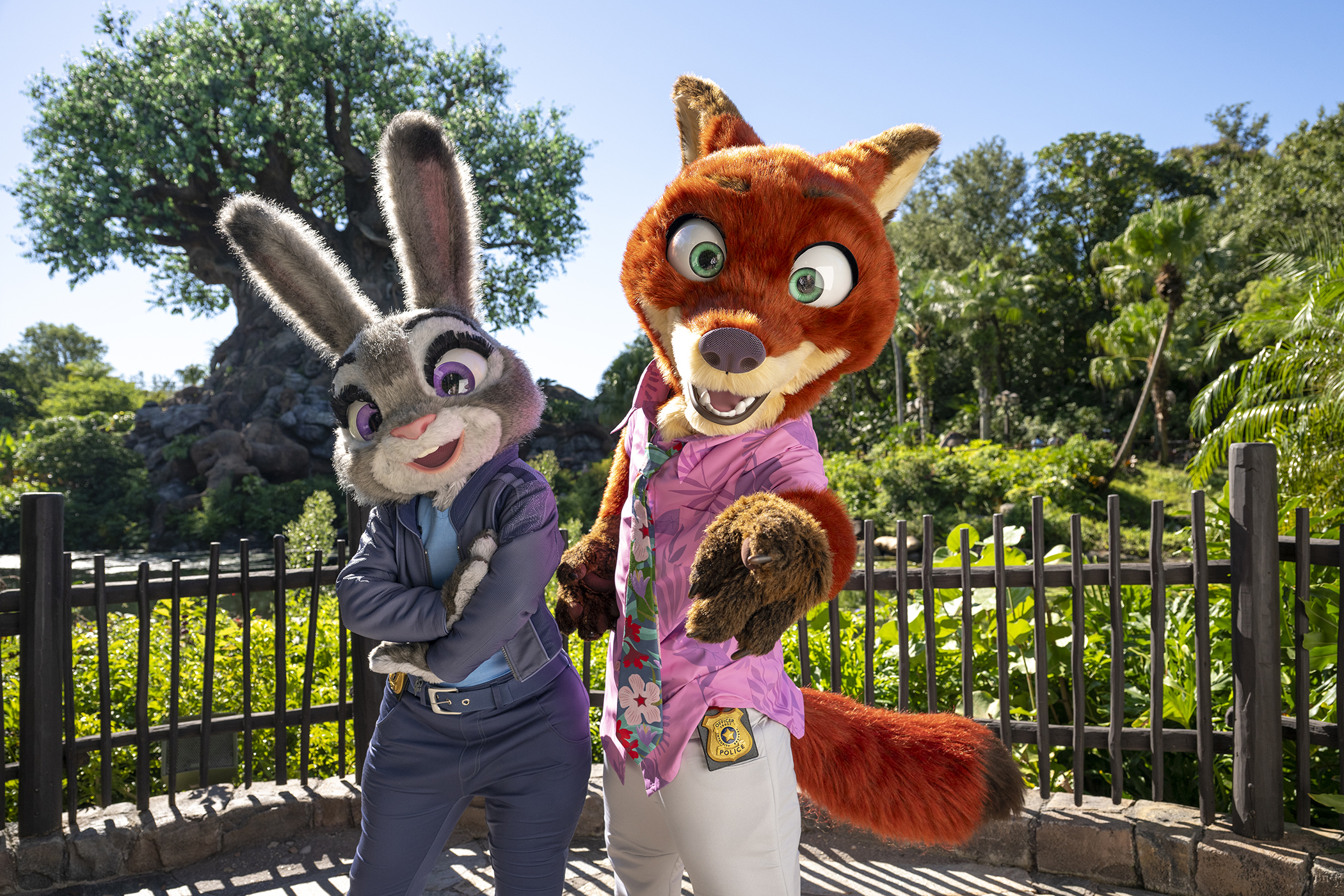 USA5313. LAKE BUENA VISTA (ESTADOS UNIDOS), 08/10/2025.- Fotografía cedida por Disney donde aparecen los personajes Judy Hopps (i) y Nick Wilde estrenando sus nuevos looks inspirados en la película 'Zootopia 2' de Walt Disney Studios que se verán en el parque temático Animal Kingdom en Walt Disney World Resort, Florida (EE.UU.). Los parques temáticos de Walt Disney World Resort, en Orlando (Florida), incorporarán nuevos personajes robóticos que se moverán y hablarán en sus atracciones inspiradas en The Muppets, Zootopia y Frozen, anunció la compañía. EFE/ Amy Smith /Disney/ SOLO USO EDITORIAL/NO VENTAS/SOLO DISPONIBLE PARA ILUSTRAR LA NOTICIA QUE ACOMPAÑA (CRÉDITO OBLIGATORIO)