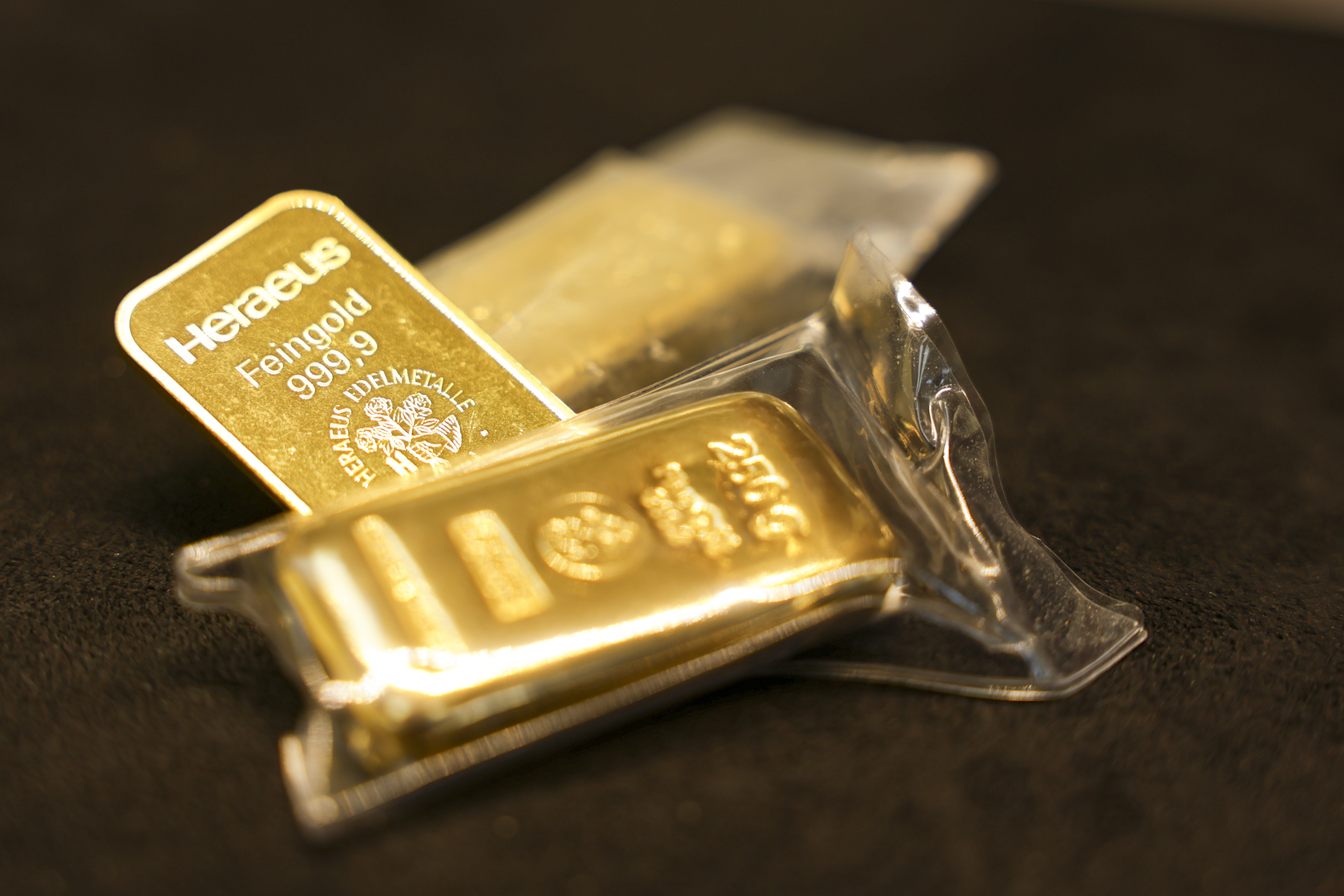 Gold prices hit record high amid global uncertainty