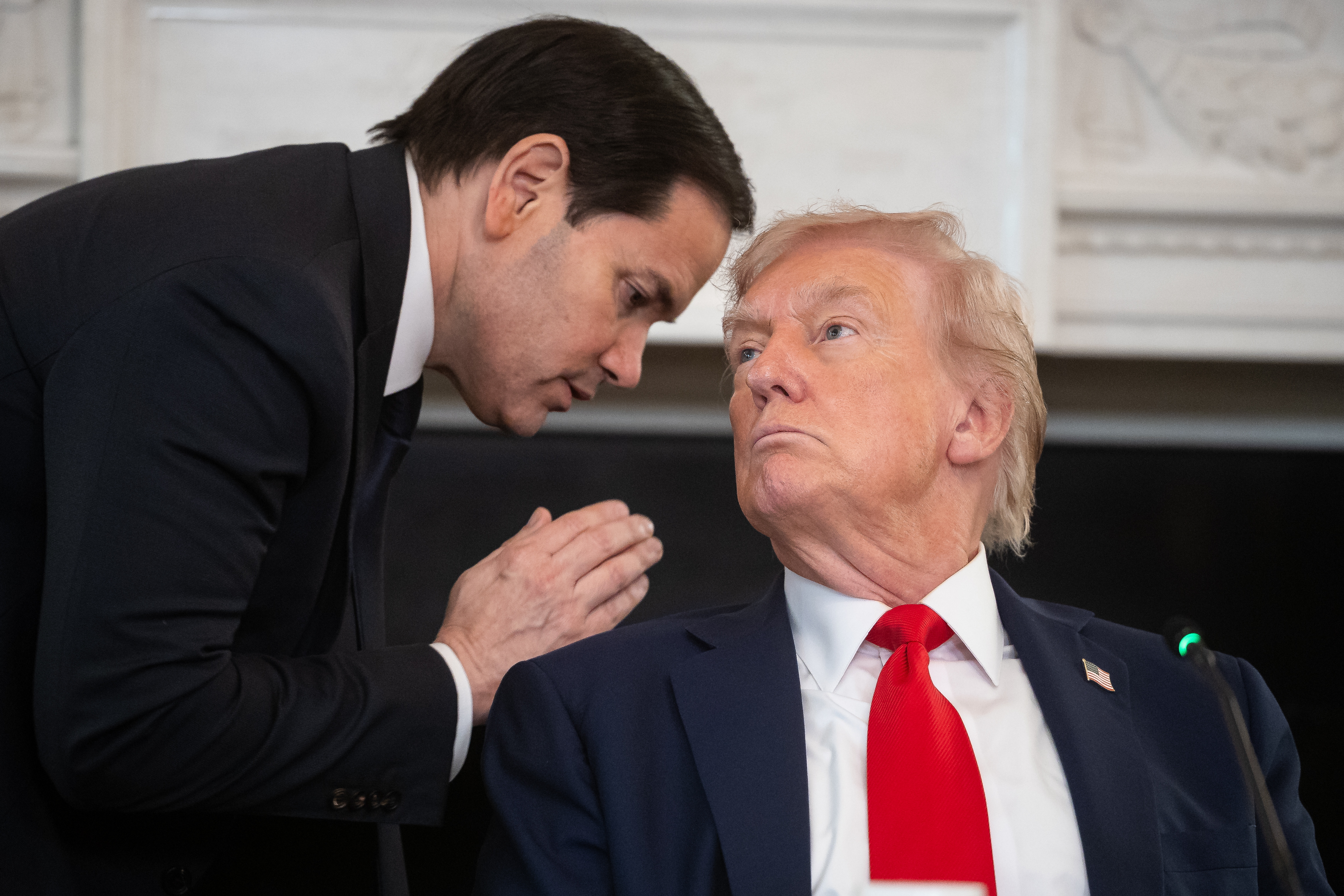 FOTODELDIA Washington , 08/10/2025.- El secretario de Estado, Marco Rubio (izda), conversa con el presidente de Estados Unidos, Donald Trump, durante la rueda de prensa, 8 octubre 2025,en la que anunció que Israel y Hamás firmaron la primera fase de un marco de paz en Gaza. EFE/FRANCIS CHUNG / POOL
