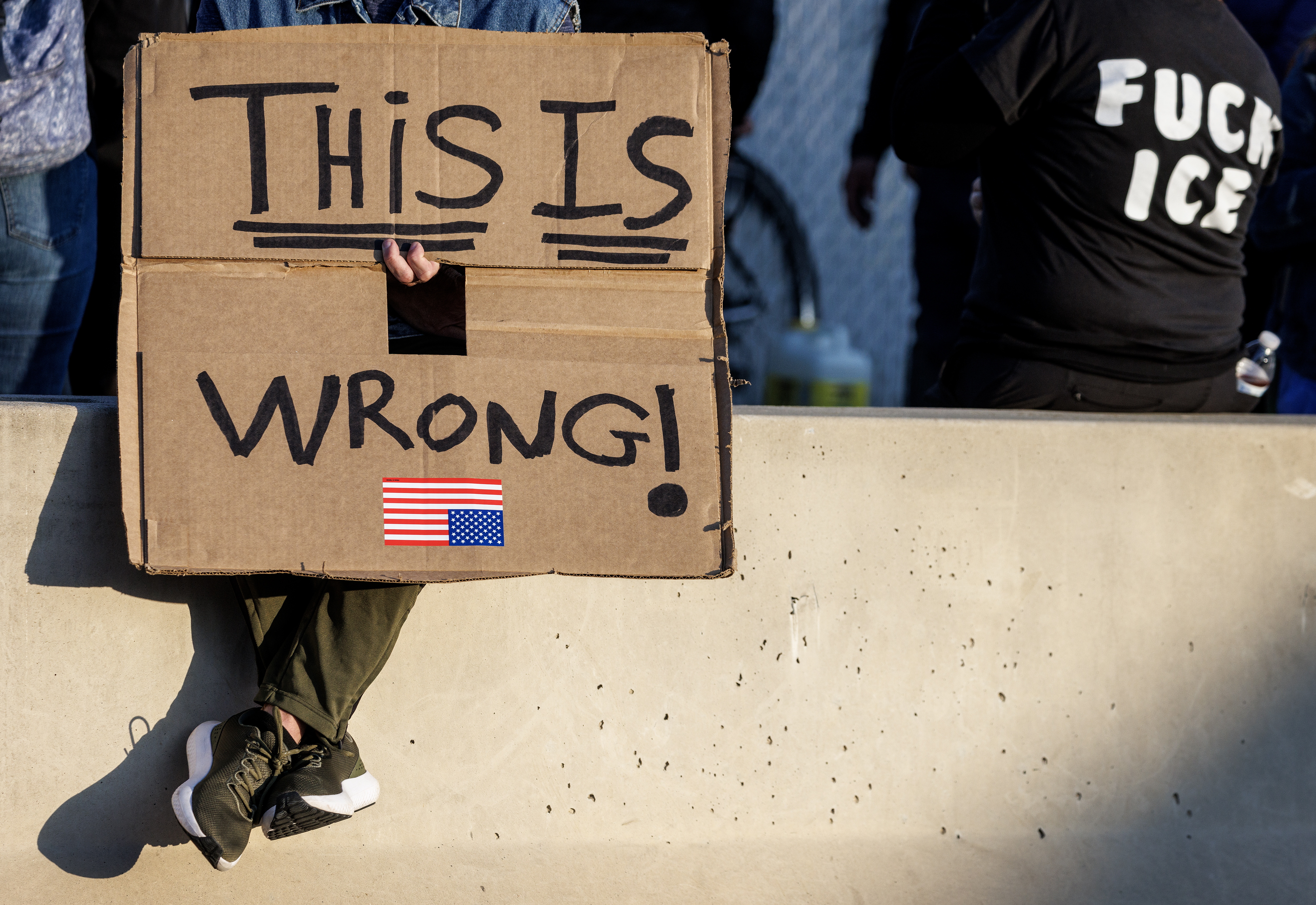 FOTODELDÍA BROADVIEW (EEUU), 11/10/2025.- Activistas proinmigración se manifiestan frente al centro de detención del Servicio de Inmigración y Control de Aduanas de EE.UU. (ICE, en inglés) en Broadview, Illinois, EEUU., este viernes, 10 de octubre de 2025. La Guardia Nacional de Texas está desplegándose en Chicago para apoyar las operaciones de ICE en medio de tensiones por la aplicación de las leyes de inmigración. EFE/ Cristobal Herrera-Ulashkevich