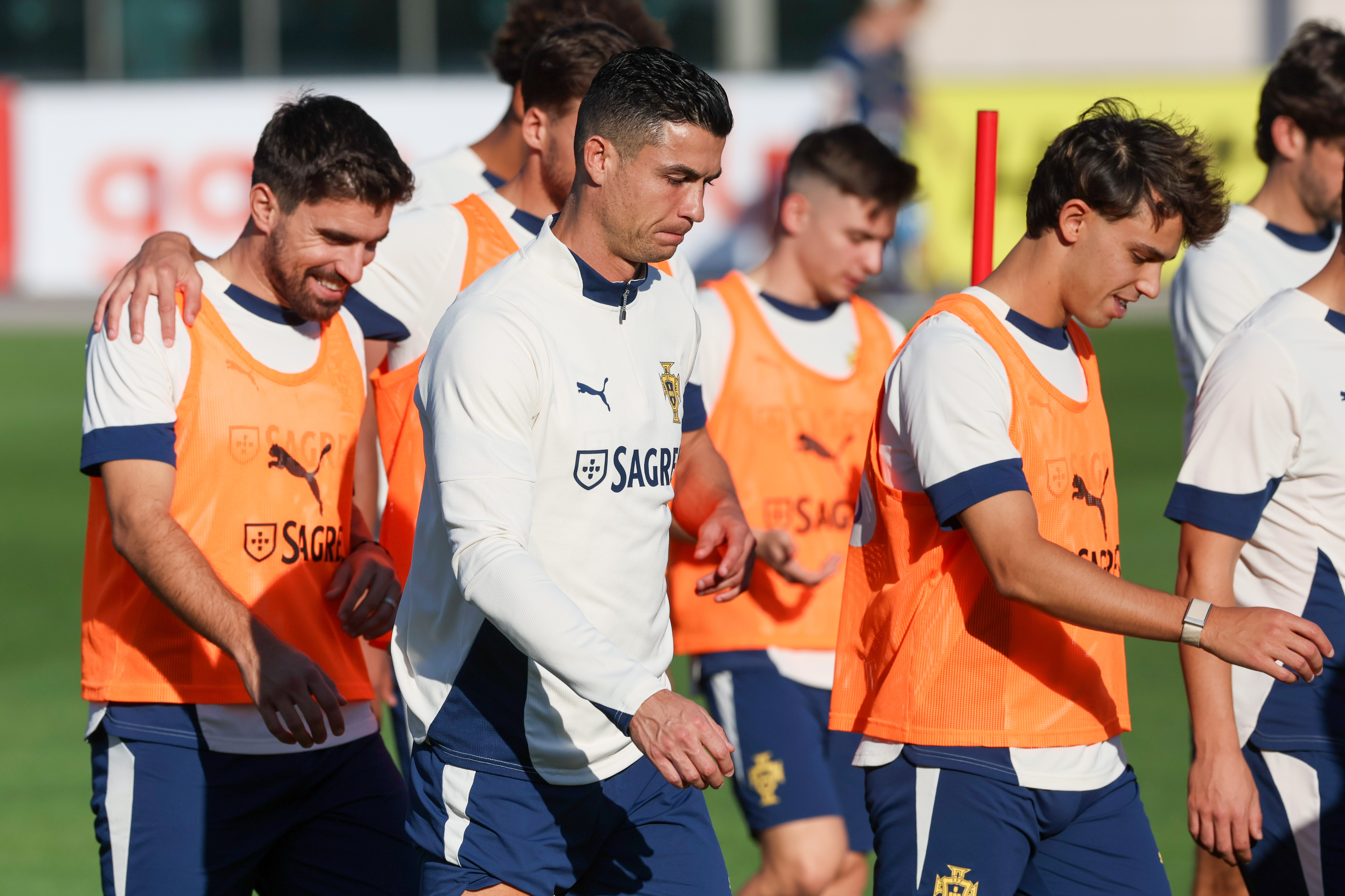 Oeiras (Portugal), 13/10/2025.- (L-R) Portugal's national soccer players Ruben Neves, Cristiano Ronaldo and Joao Felix attends a training session of the team at Cidade do Futebol in Oeiras, near Lisbon, Portugal, 13 October 2025. Portugal will face Hungary on 14 October in their 2026 FIFA World Cup Qualifiers. (Mundial de Fútbol, Hungría, Lisboa) EFE/EPA/MANUEL DE ALMEIDA
