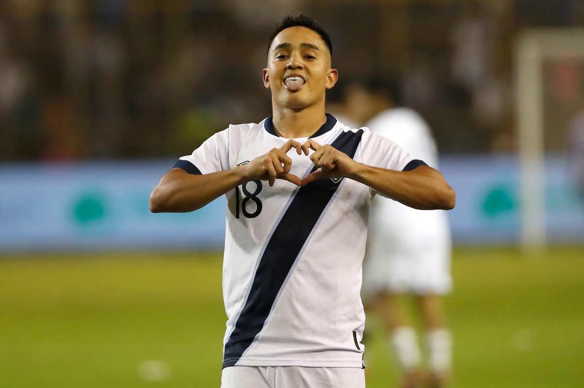 AMDEP6537. SAN SALVADOR (EL SALVADOR), 14/10/2025.- Óscar Santis de Guatemala celebra un gol este martes, durante un partido por las eliminatorias de Concacaf al Mundial de 2026 entre El Salvador y Guatemala en el estadio Cuscatlán en San Salvador (El Salvador). EFE/ Rodrigo Sura