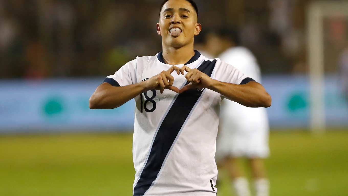 AMDEP6537. SAN SALVADOR (EL SALVADOR), 14/10/2025.- Óscar Santis de Guatemala celebra un gol este martes, durante un partido por las eliminatorias de Concacaf al Mundial de 2026 entre El Salvador y Guatemala en el estadio Cuscatlán en San Salvador (El Salvador). EFE/ Rodrigo Sura