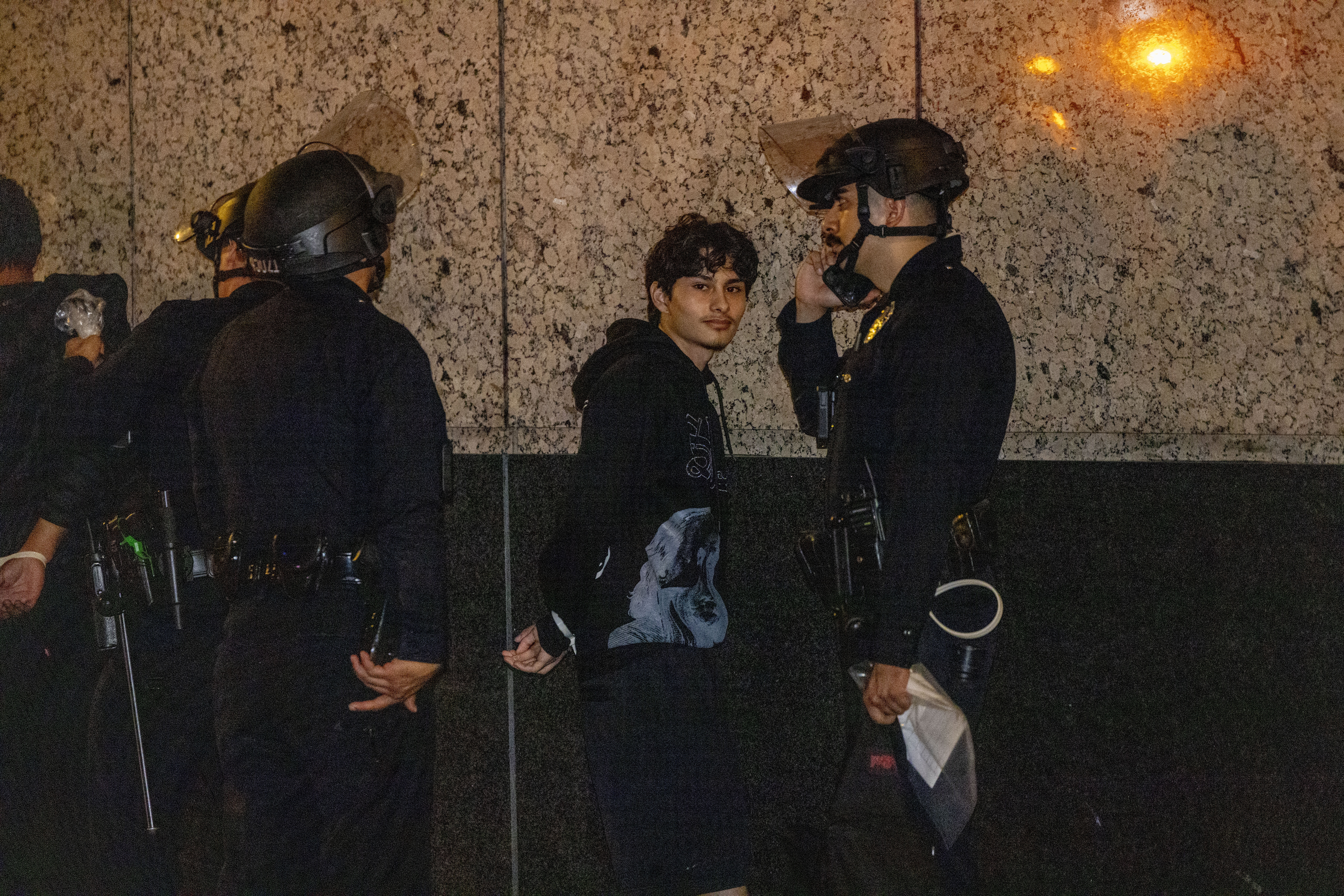 Agentes de la Policía de Los Ángeles detienen a un manifestante tras una orden de dispersión en la calle Alameda de Los Ángeles, California (EE. UU.), el 18 de octubre de 2025. (Foto Prensa Libre: EFE)