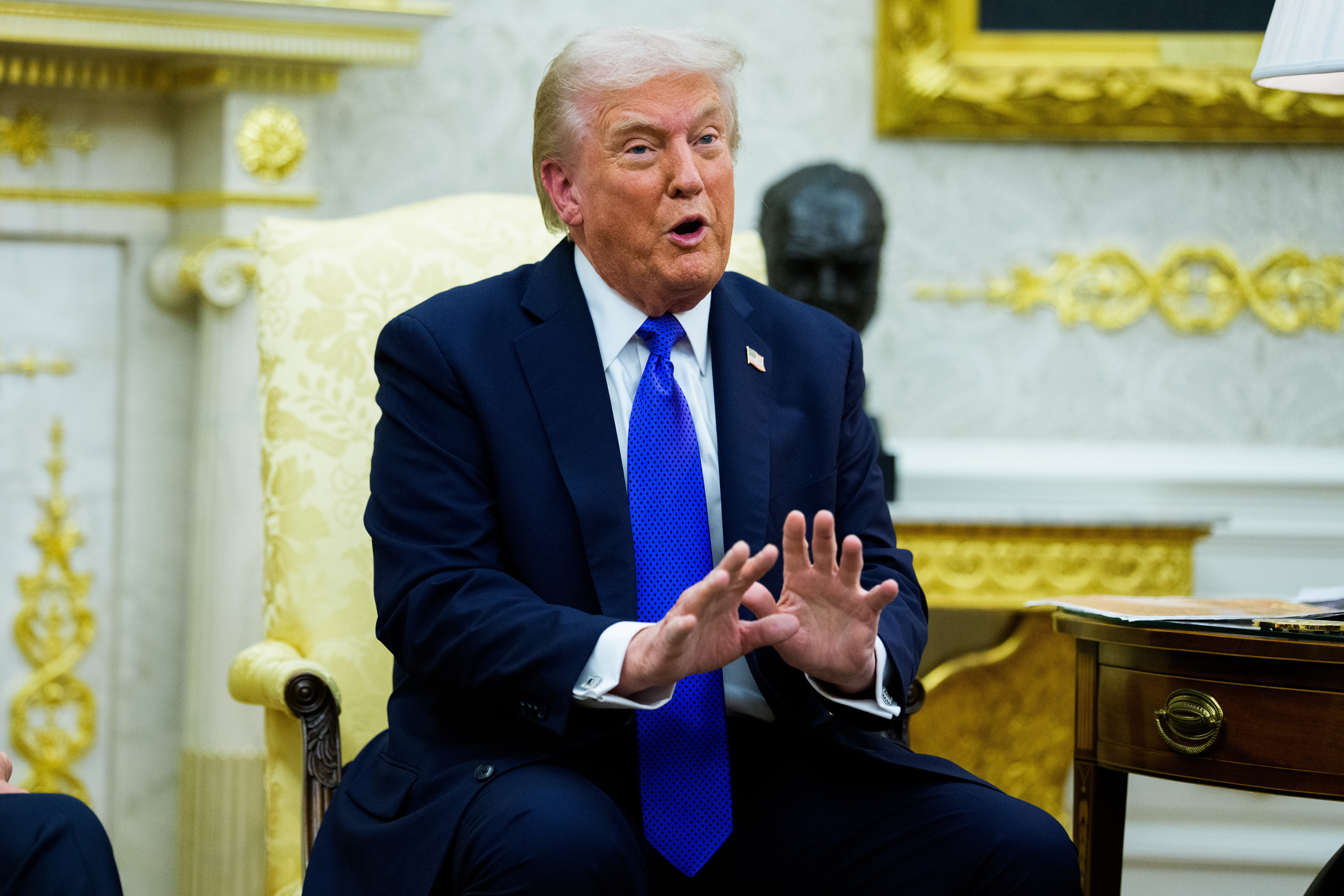 El presidente estadounidense, Donald J. Trump, pronuncia unas palabras durante su reunión con el secretario general de la OTAN, Mark Rutte, en el Despacho Oval de la Casa Blanca, en Washington, DC, EE. UU., el 22 de octubre de 2025. (Foto Prensa Libre: EFE)