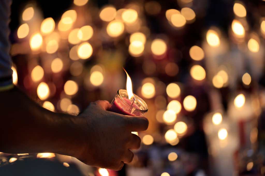 Las veladoras forman parte de distintos rituales de gestión de duelo. En muchas culturas, se acostumbra a realizar altares de Día de Muertos durante el primer día de noviembre. (Foto Prensa Libre: EFE